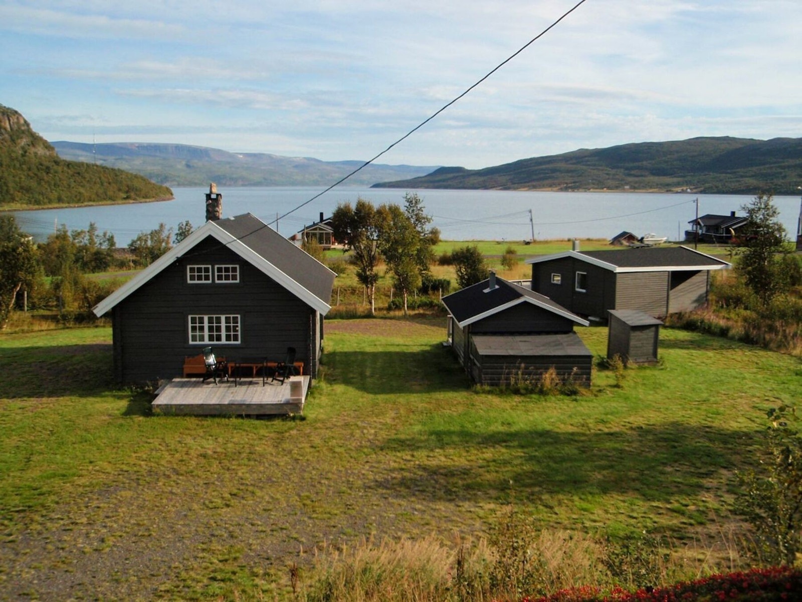 Eiendommen er romslig og innholdsrik med hovedhytte, anneks og badstue/uthus. Galleribilde