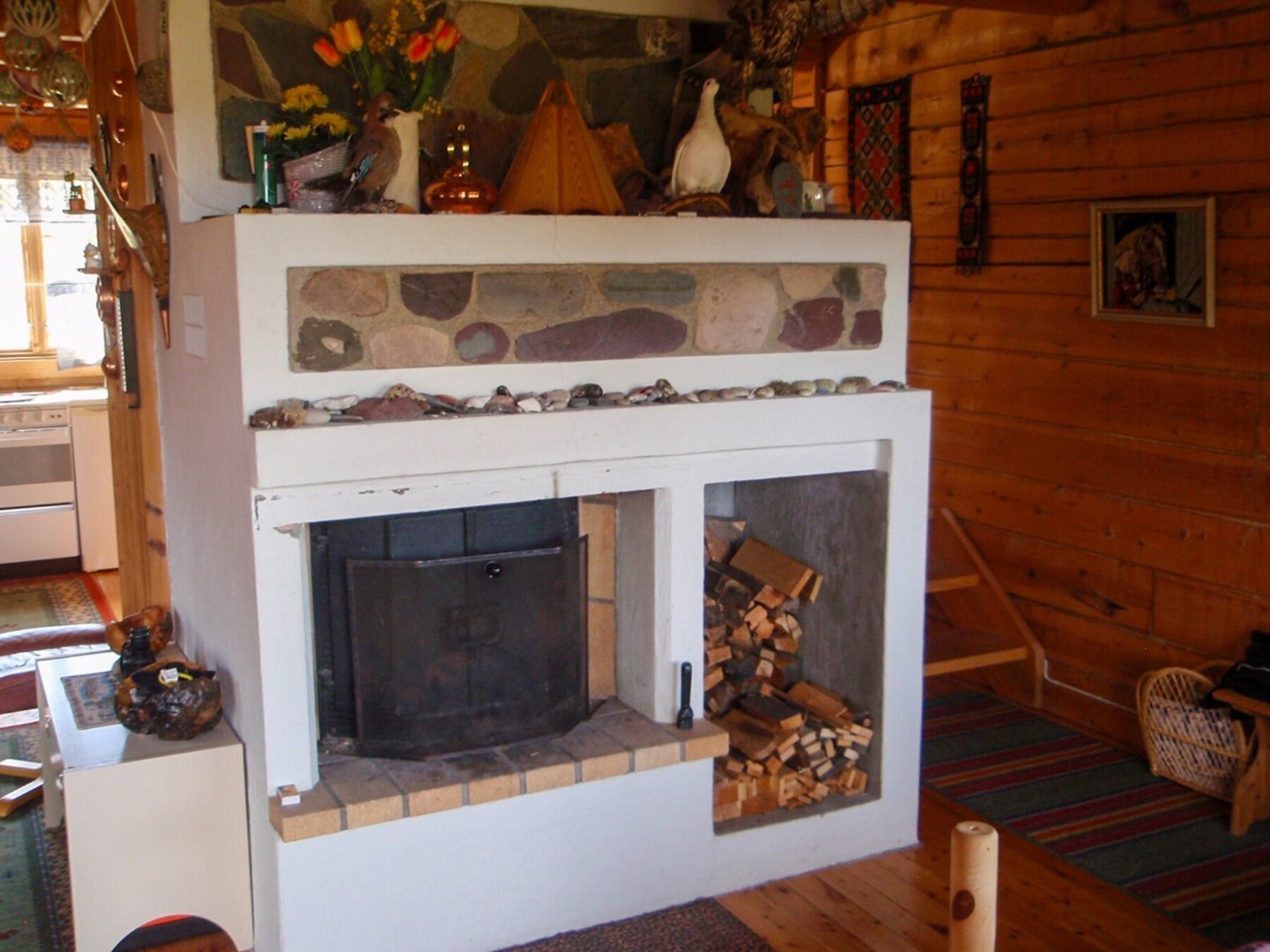 I stua er det også en stor peis som bidrar til en behagelig oppvarming. Galleribilde