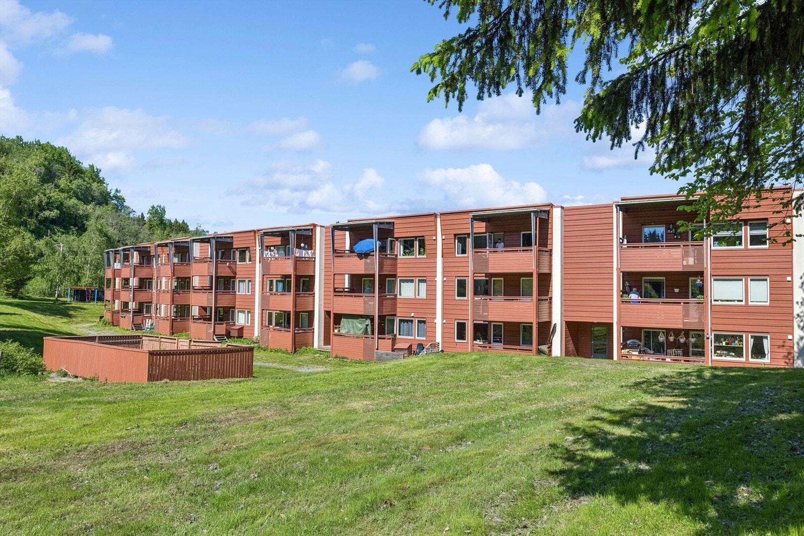 Leiligheten ligger i et rolig område med kort vei til butikk, bussholdeplass og flotte turområder. Galleribilde