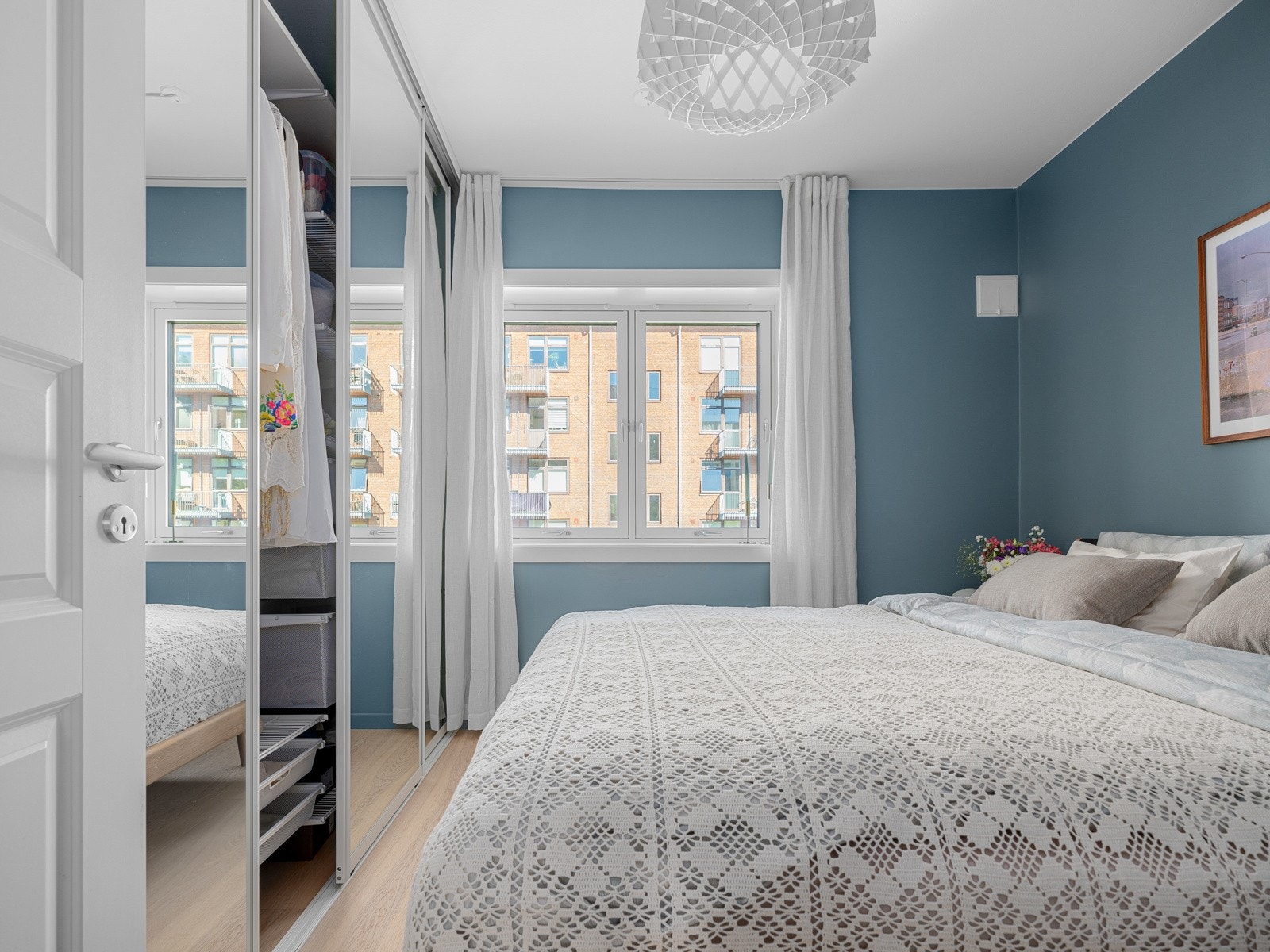 Skyvedørsgarderoben inkludert innredningen medfølger handelen. Galleribilde