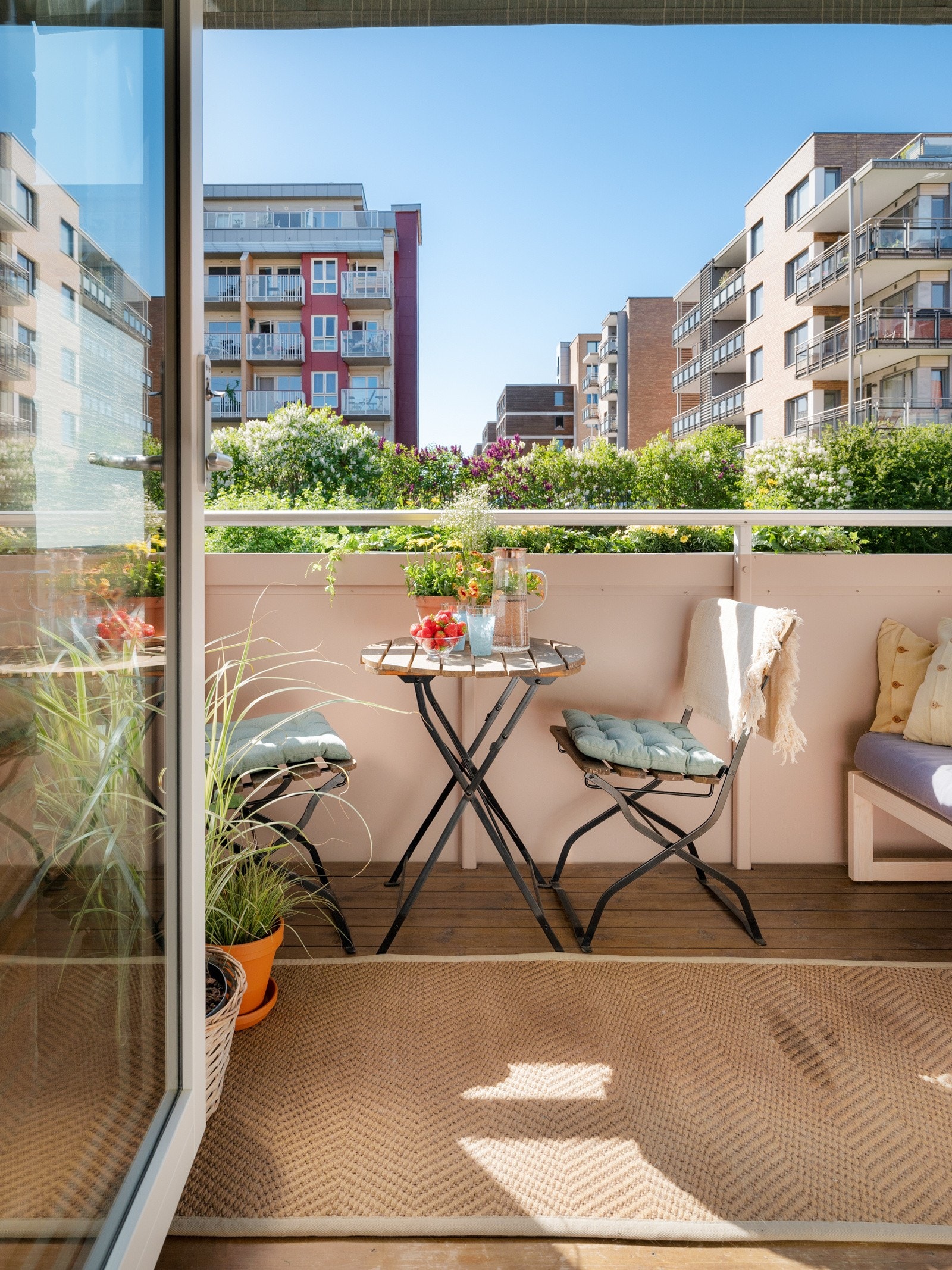 På varme sommerdager blir det naturlig å åpne glassdøren, så blir hele stuen forlenget med en herlig balkong på 5 kvm. Galleribilde