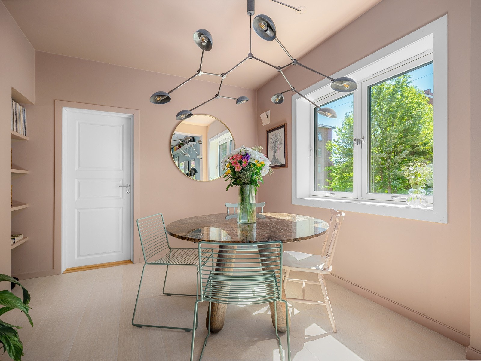 Her er det god plass til et stort spisebord for hyggelige middager med venner og familie! Galleribilde