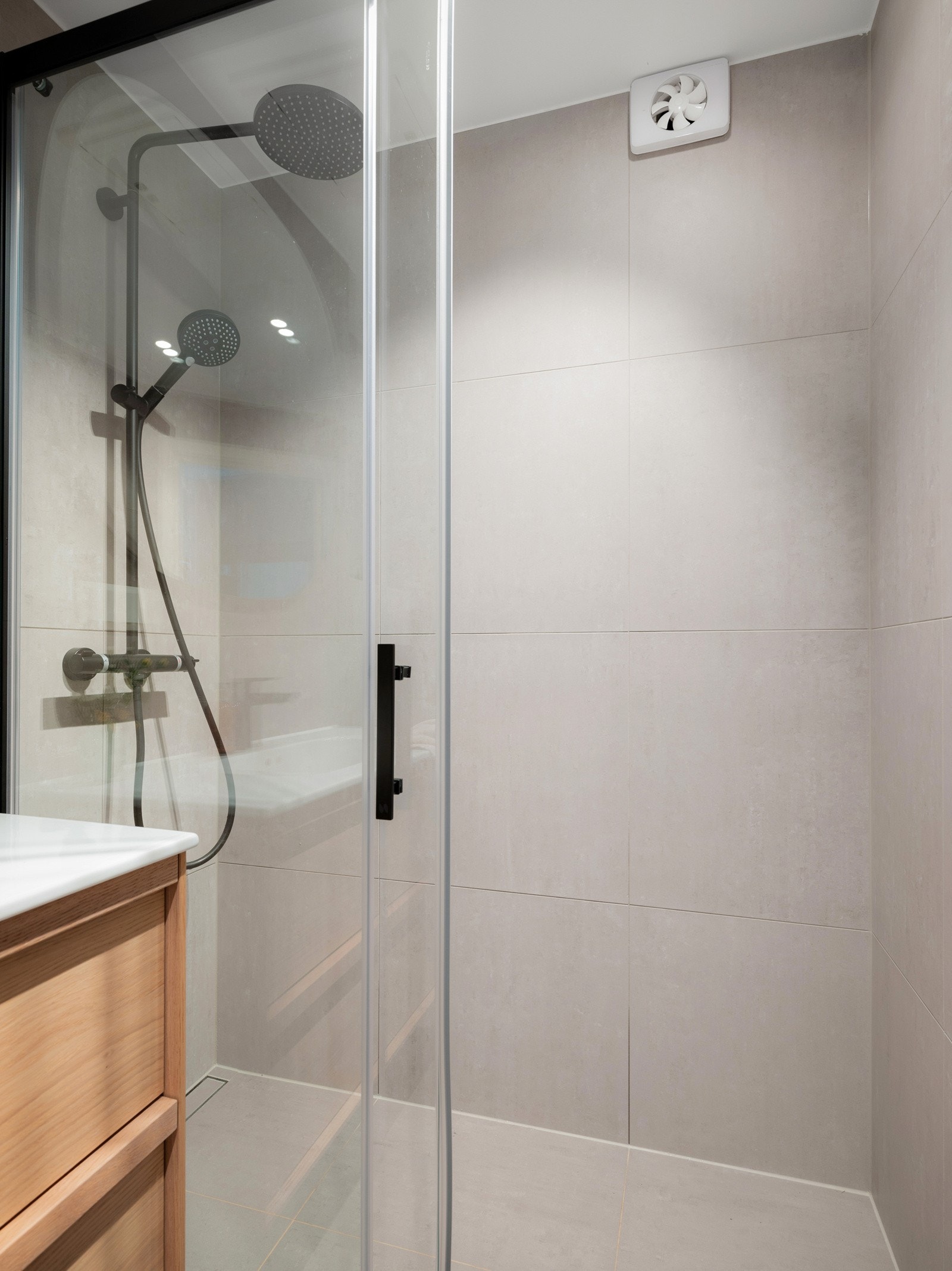 Her får man en behagelig start på dagen med gulvvarme og godt albuerom. Galleribilde