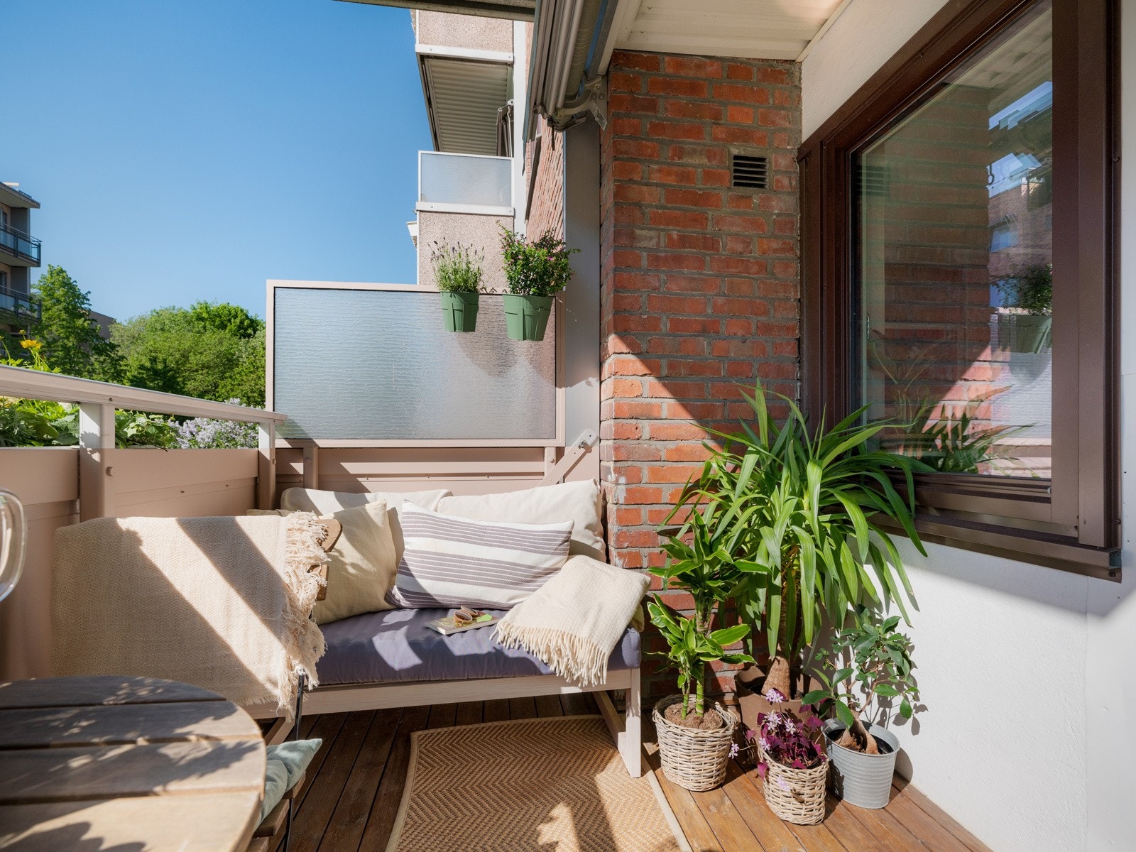 Videre har uteplassen en markise hvor duken er byttet i 2023 av Hilmar Hammerhei AS i regi av borettslaget. Galleribilde