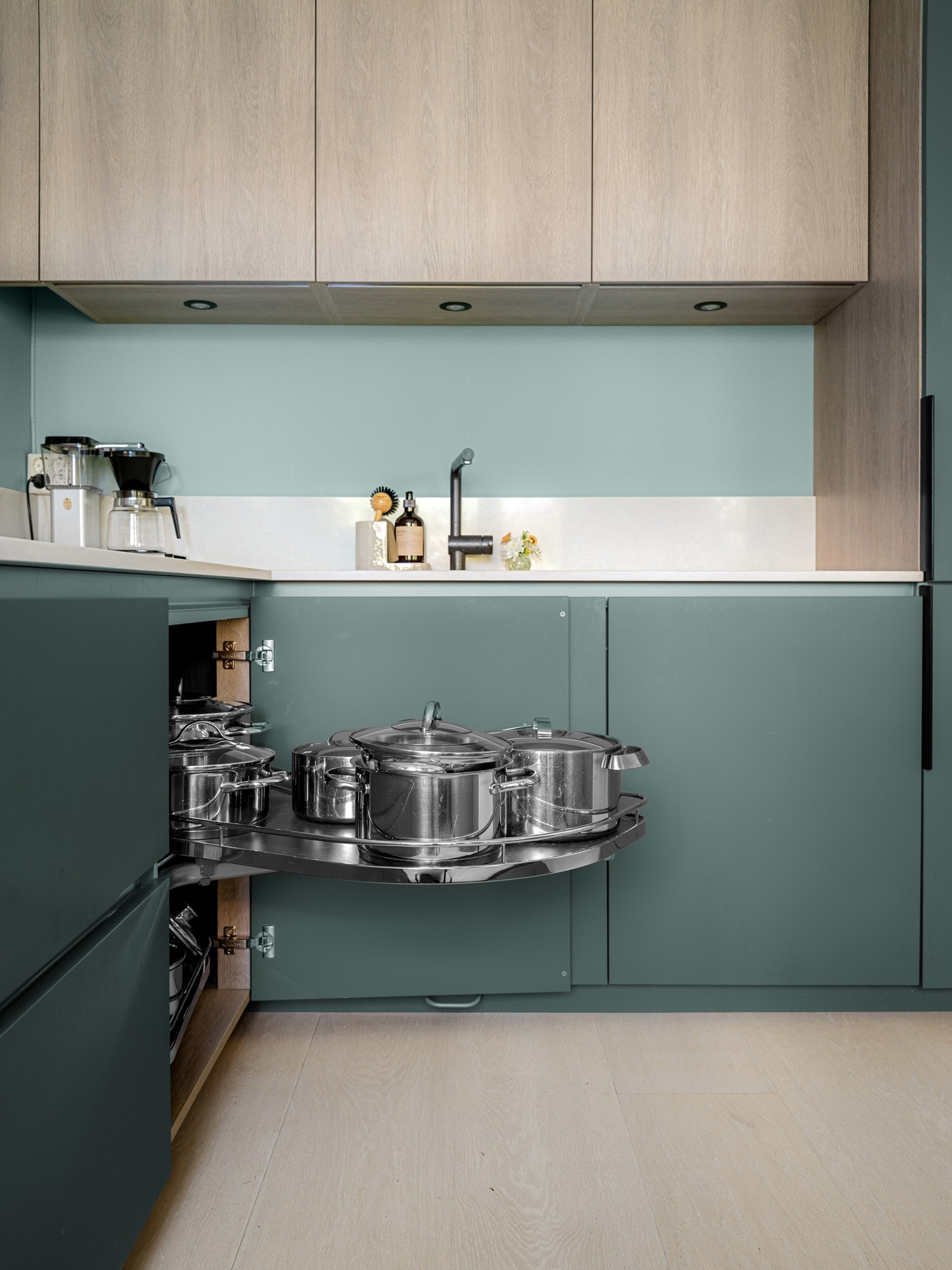 Kjøkkenet har påkostede oppbevaringsløsninger med blant annet oppgraderte skuffeløsninger, overskap som strekker seg helt til taket, meget solid hjørnekarusell for gryter, m.m. Galleribilde