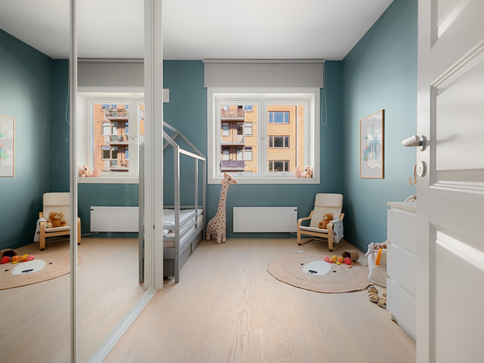 Soverom 2 er helsparklet og malt i en frisk grønnblå farge. Galleribilde