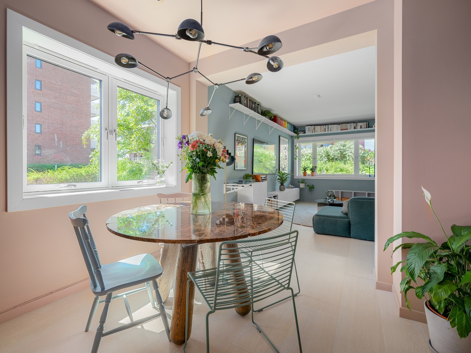 Leiligheten har en unik planløsning hvor stuen er utvidet med egen spisestueavdeling. Galleribilde