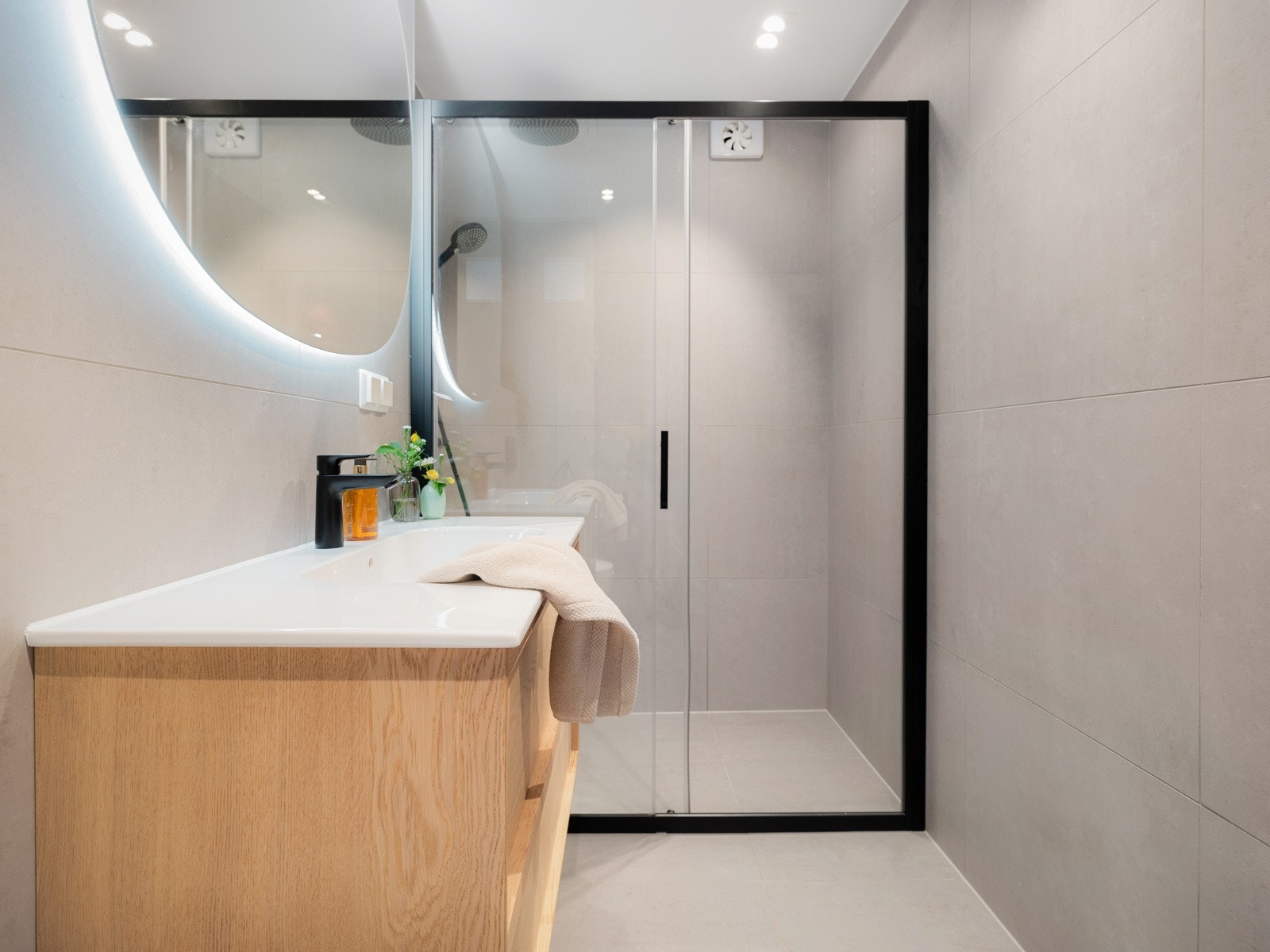 Badet har et eksklusivt preg med italienske porcellanato fliser. Galleribilde