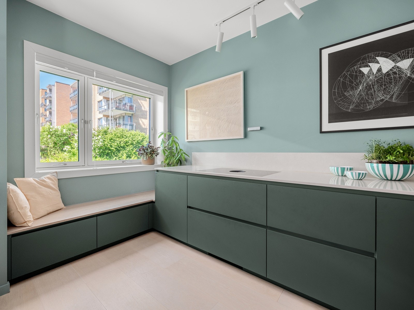 Kjøkkenmodulene er ekstra dype, noe som gir en herlig arbeidsflate. Galleribilde