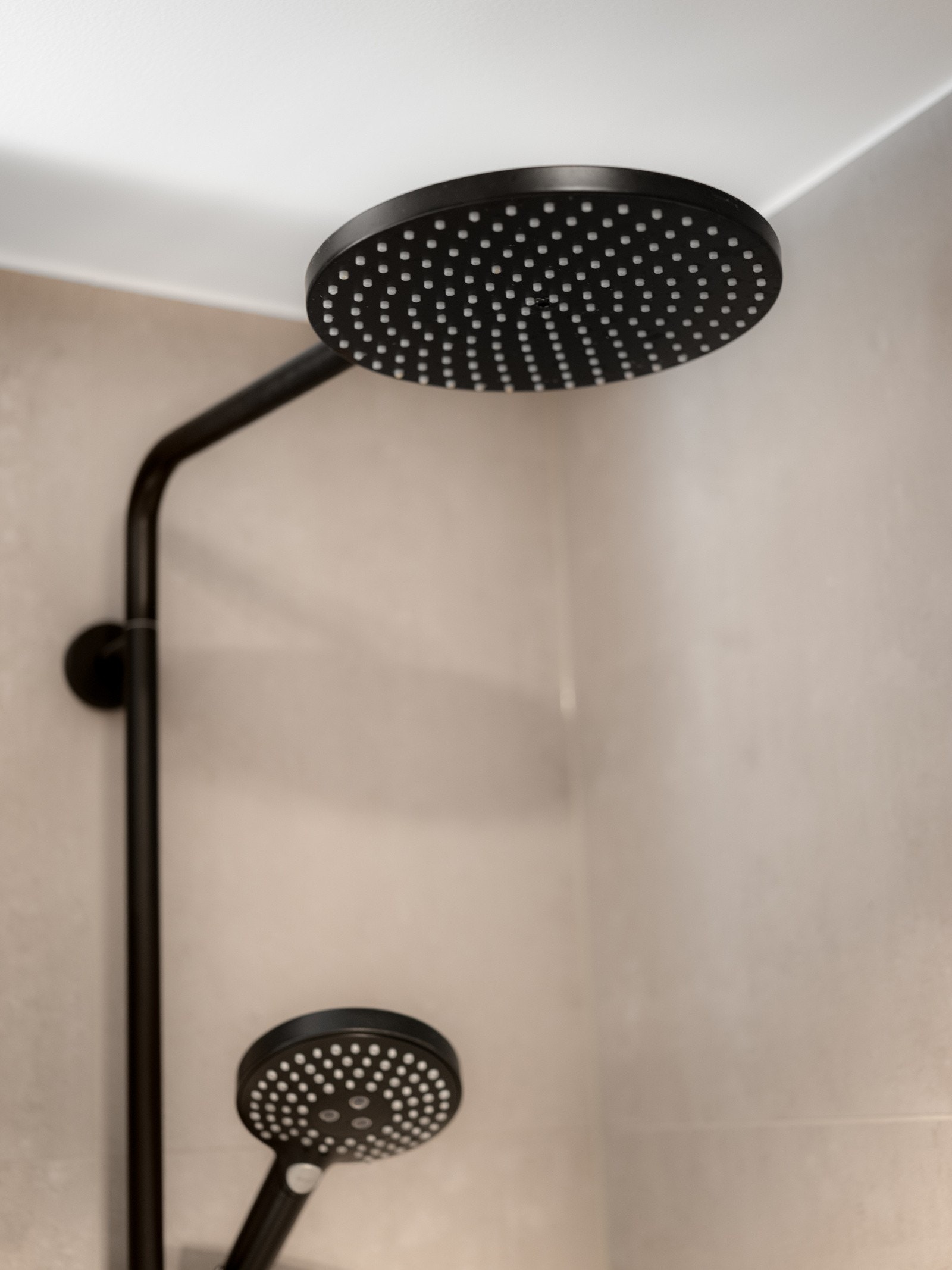 Badet har høykvalitetsløsninger med blant annet regnfallsdusj og blandebatteri fra Hansgrohe og dusj-skyvedører fra Novellini. Galleribilde