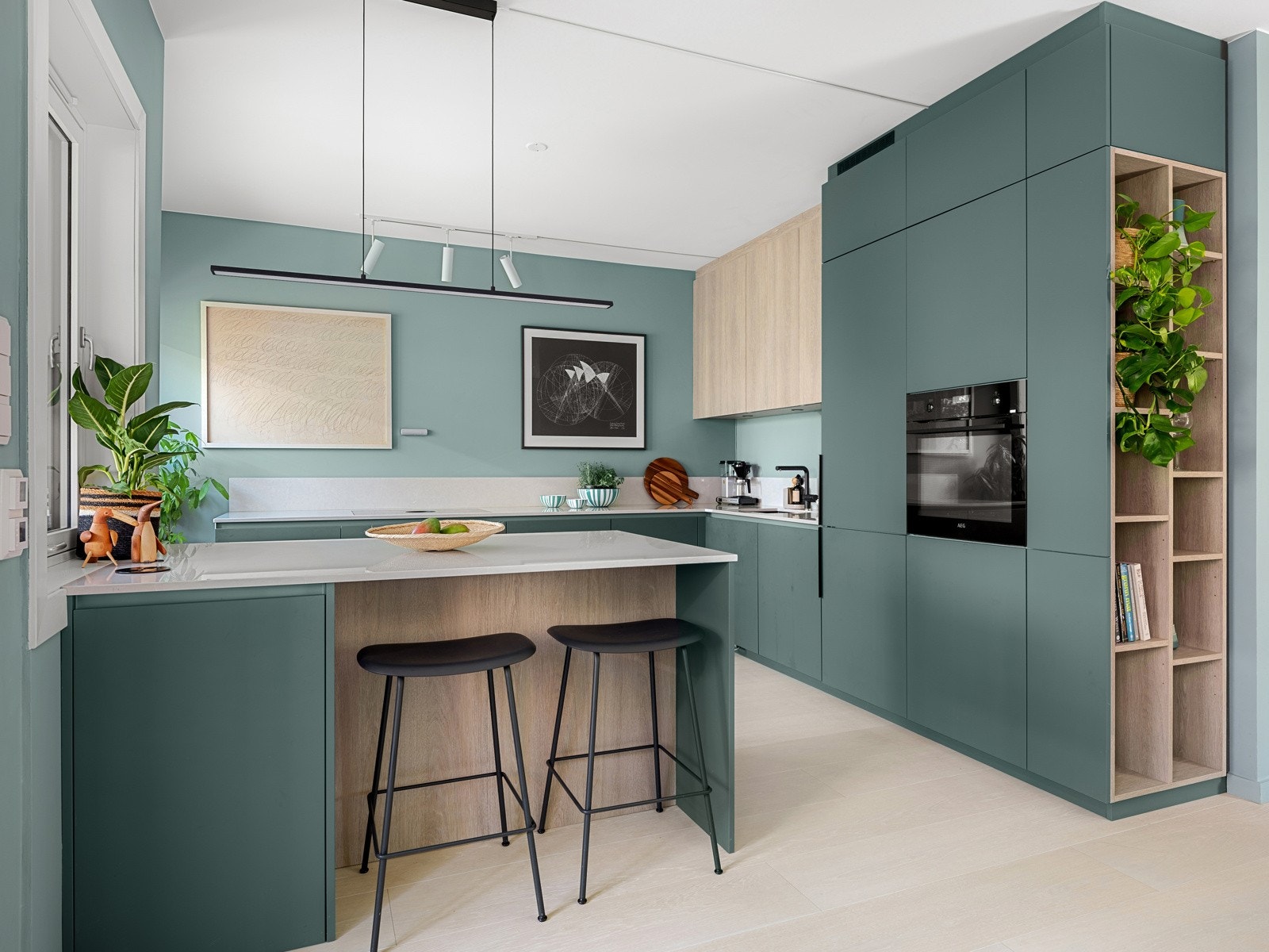 Stort og sosialt kjøkken med halvøy, fra høykvalitetsleverandøren Schmidt med en rekke kostbare løsninger. Galleribilde