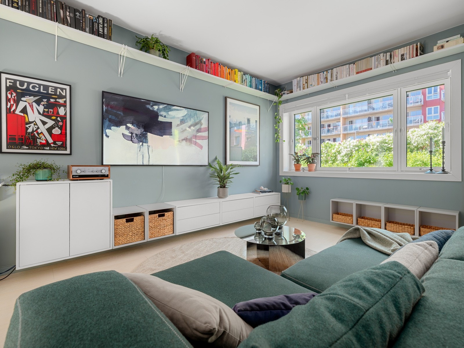 Leiligheten har en generøs takhøyde på opptil 2,63 meter som sørger for en luftig atmosfære. Galleribilde