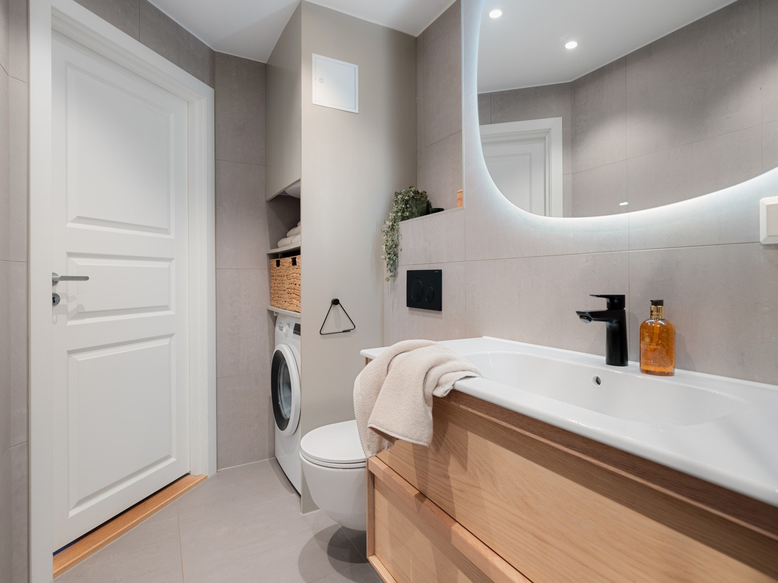 Vaskemaskinen fra Bosch er integrert i innredningen og medfølger handelen. Galleribilde