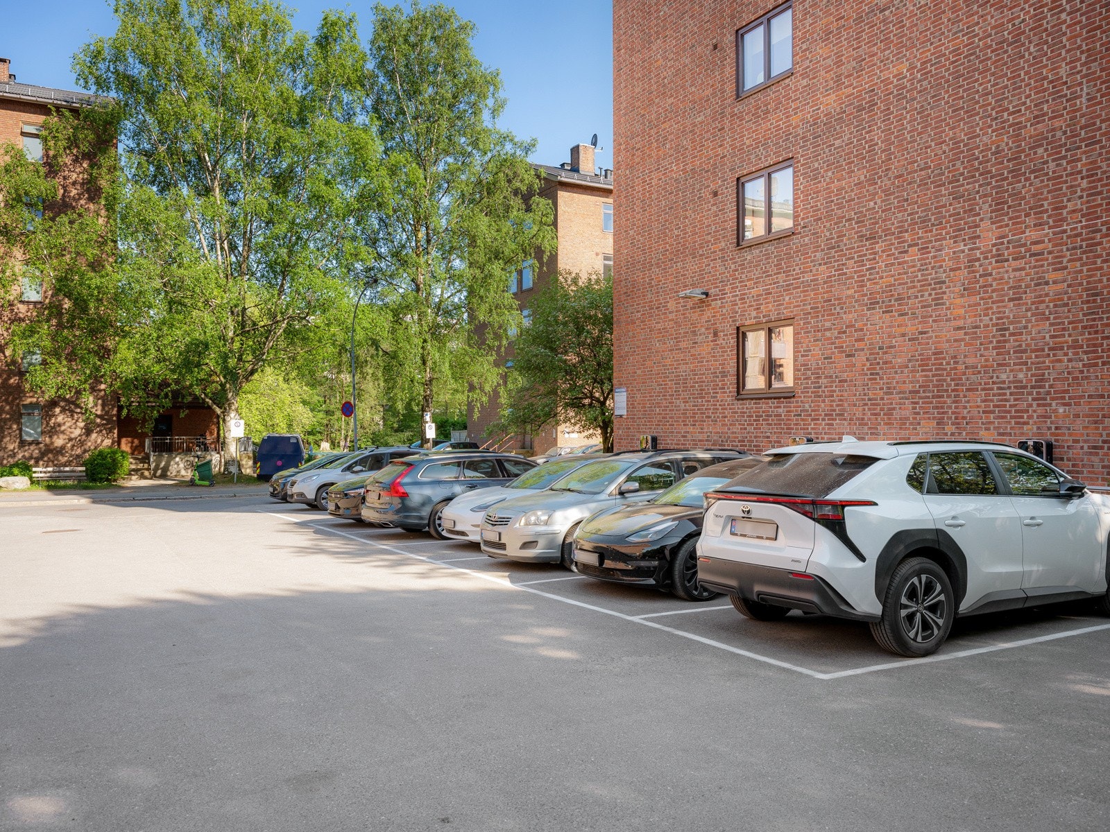 Borettslaget har 23 parkeringsplasser som kan leies ved ledighet. (3 stk på venteliste pr. 20.05.24). Galleribilde