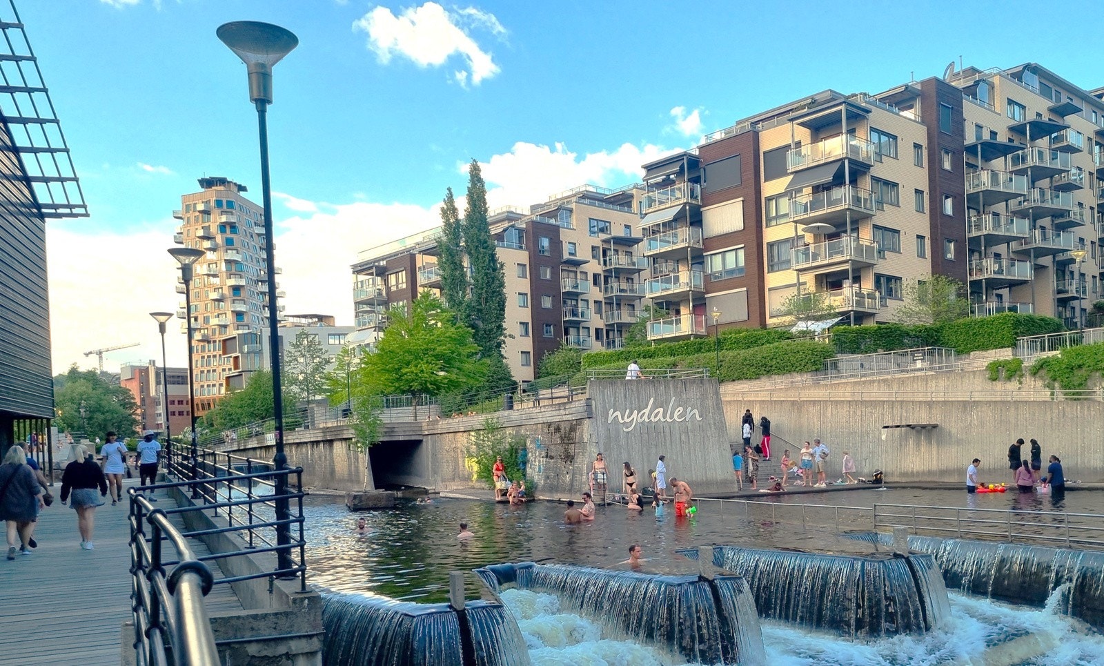 Det er kort vei til Nydalen badeplass med kunstige kulper og små fossefall! Galleribilde