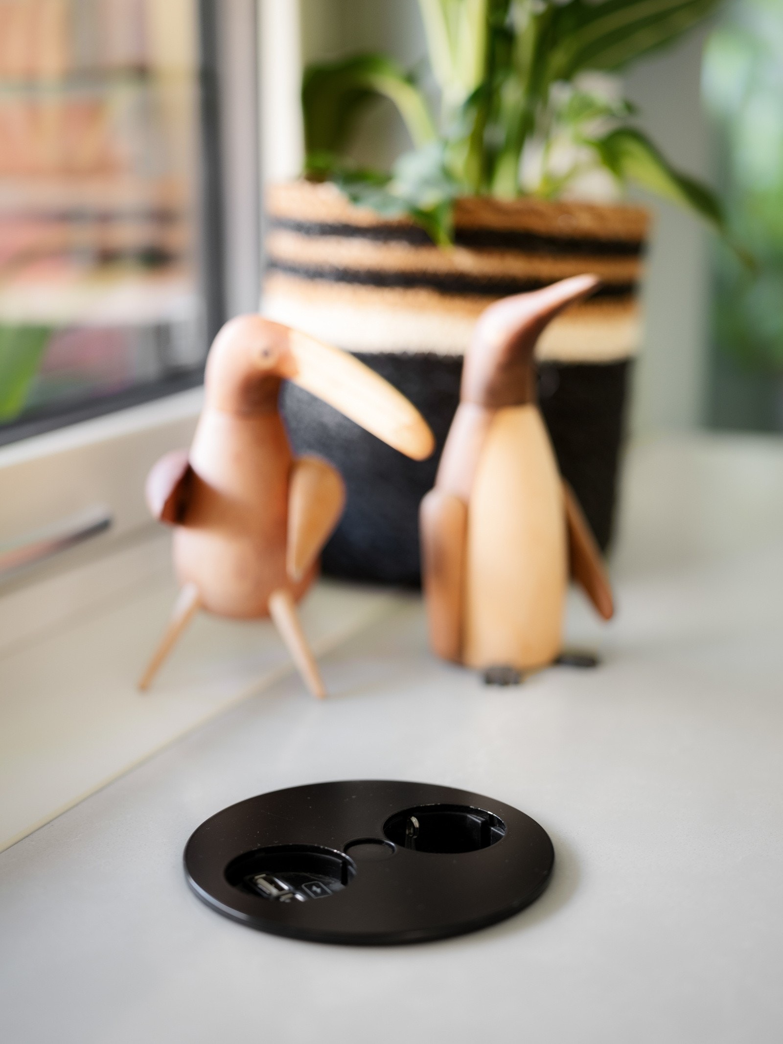 Kjøkkenet har et meget praktisk strømuttak, med én stikkontakt og to USB-porter, nedfelt i benkeplaten på halvøya. Galleribilde