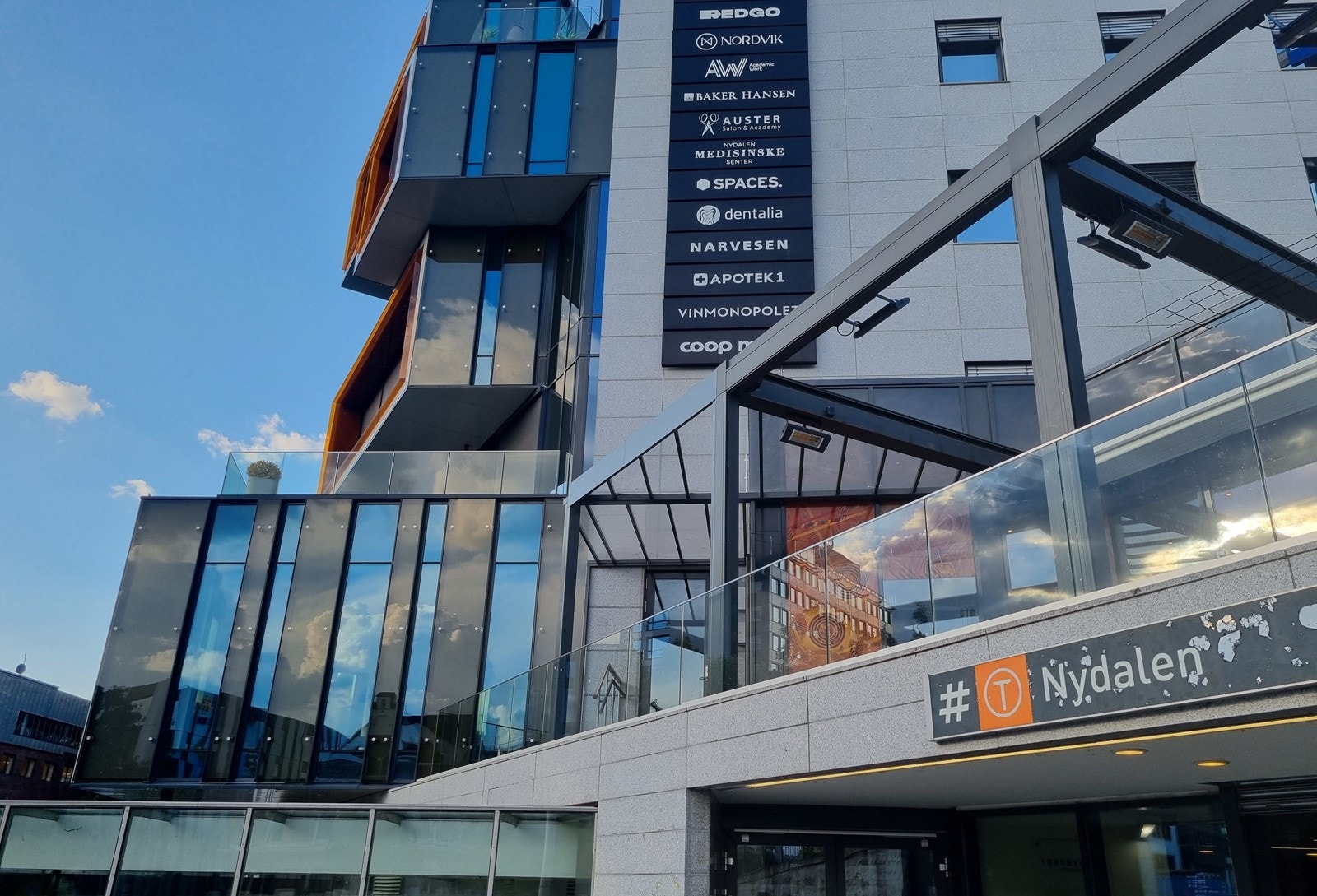 Offentlig kommunikasjon ligger ikke langt fra leiligheten med blant annet buss, trikk og T-bane. Galleribilde