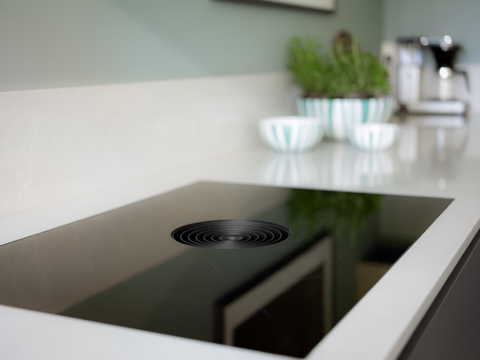 De integrerte hvitevarene som Bora Pure steketopp med downdraft, stor Miele oppvaskmaskin med bestikkhylle, AEG stekeovn med pyrolyse, samt kombiskap medfølger handelen. Galleribilde