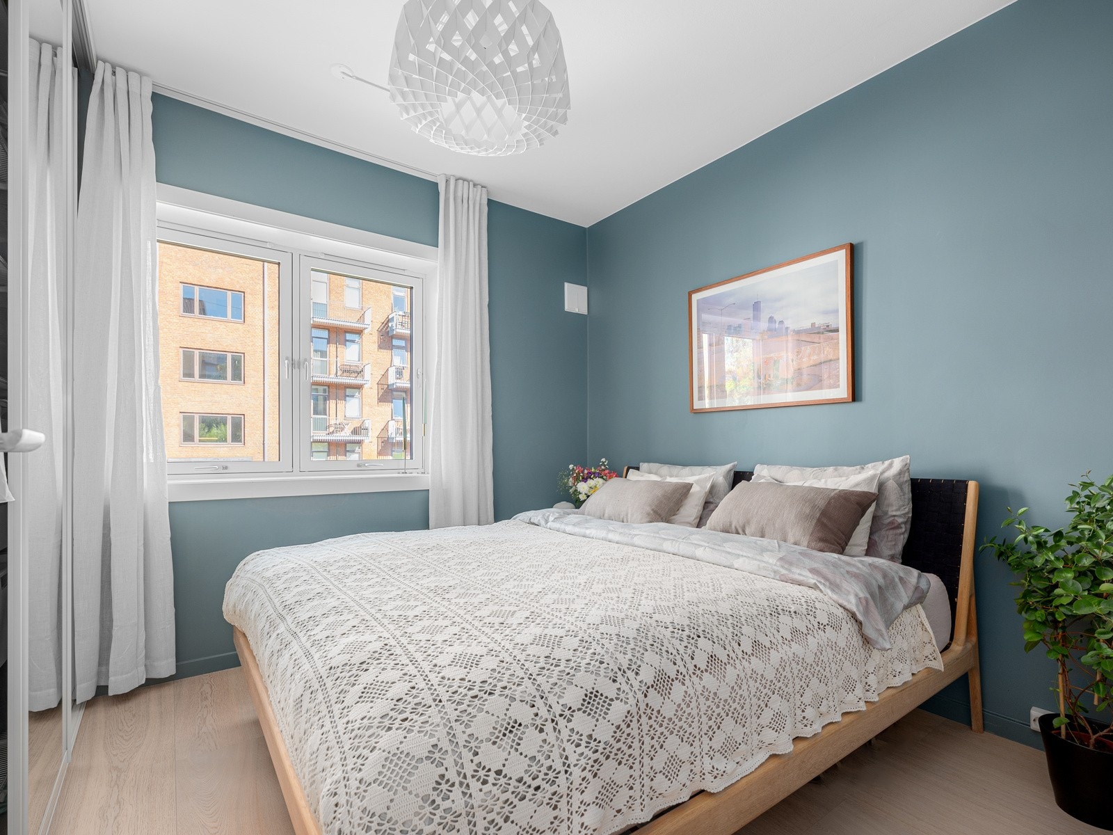 Hovedsoverommet er helsparklet og malt i en dempet blågrønn tone. Gulvet er belagt med én-stavs parkett fra Meister i Lindura Eik Natural Alabaster. Galleribilde