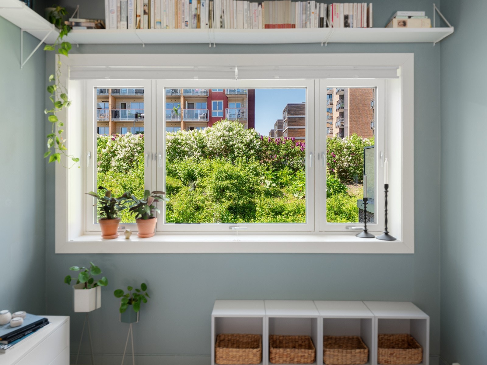 Det er store vindusflater som slipper inn rikelig med naturlig lys i boligen. Galleribilde