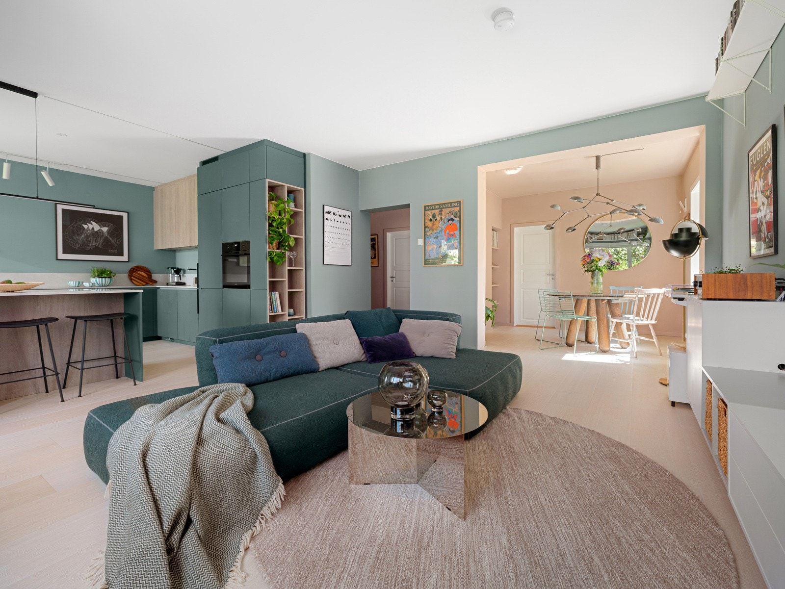 Overflatene er helsparklet og malt i et delikat fargevalg. Gulvet er avrettet og det er lagt én-stavs eikeparkett fra den tyske produsenten Meister med behagelige varmekabler. Galleribilde