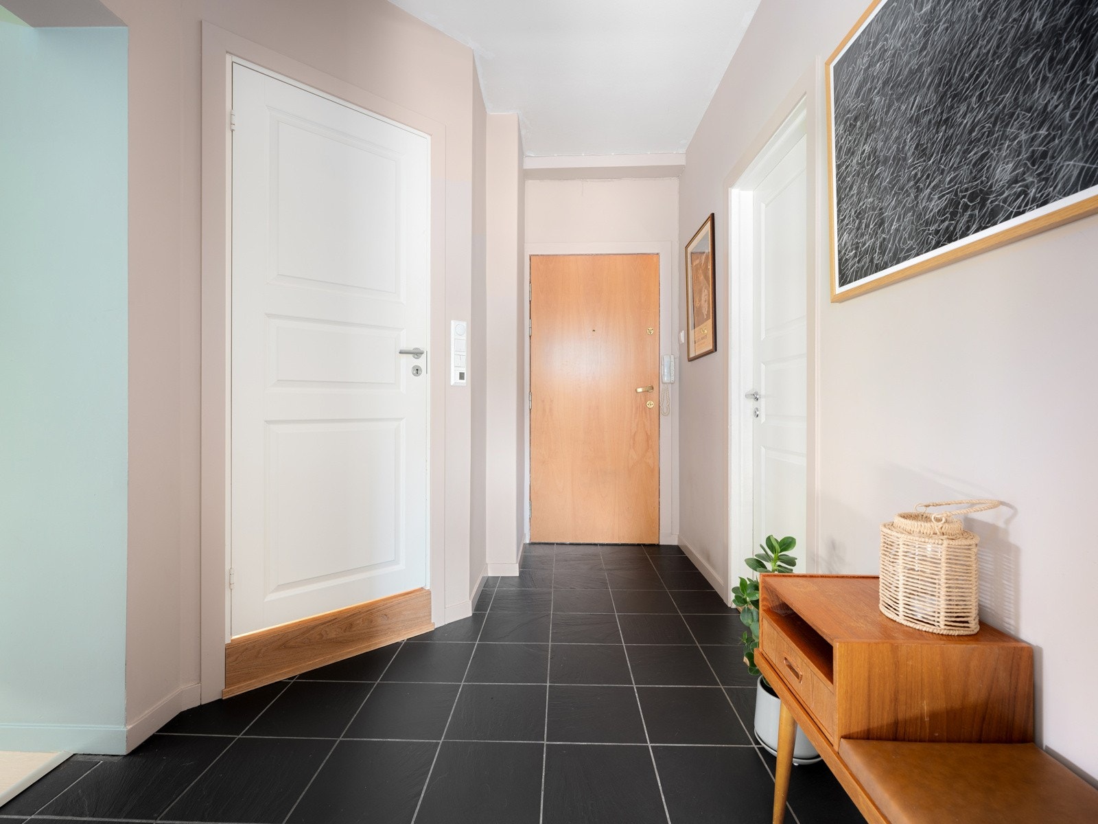 Når du kommer inn i boligen, er det første du møter en lys og romslig entré. Her er det god plass til å sette fra seg sko og henge fra seg yttertøy. Galleribilde