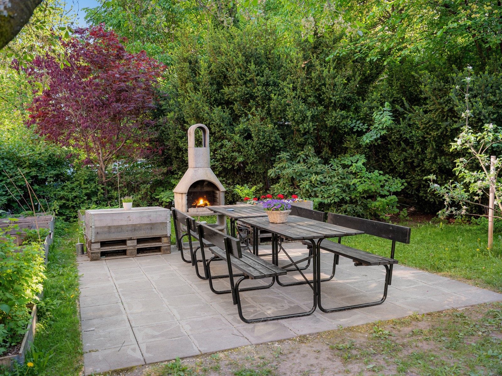 Hageområdet har blant annet sittegrupper, grillmuligheter (med to steinovner, én i hver ende av hagen) og plantekasser. Galleribilde