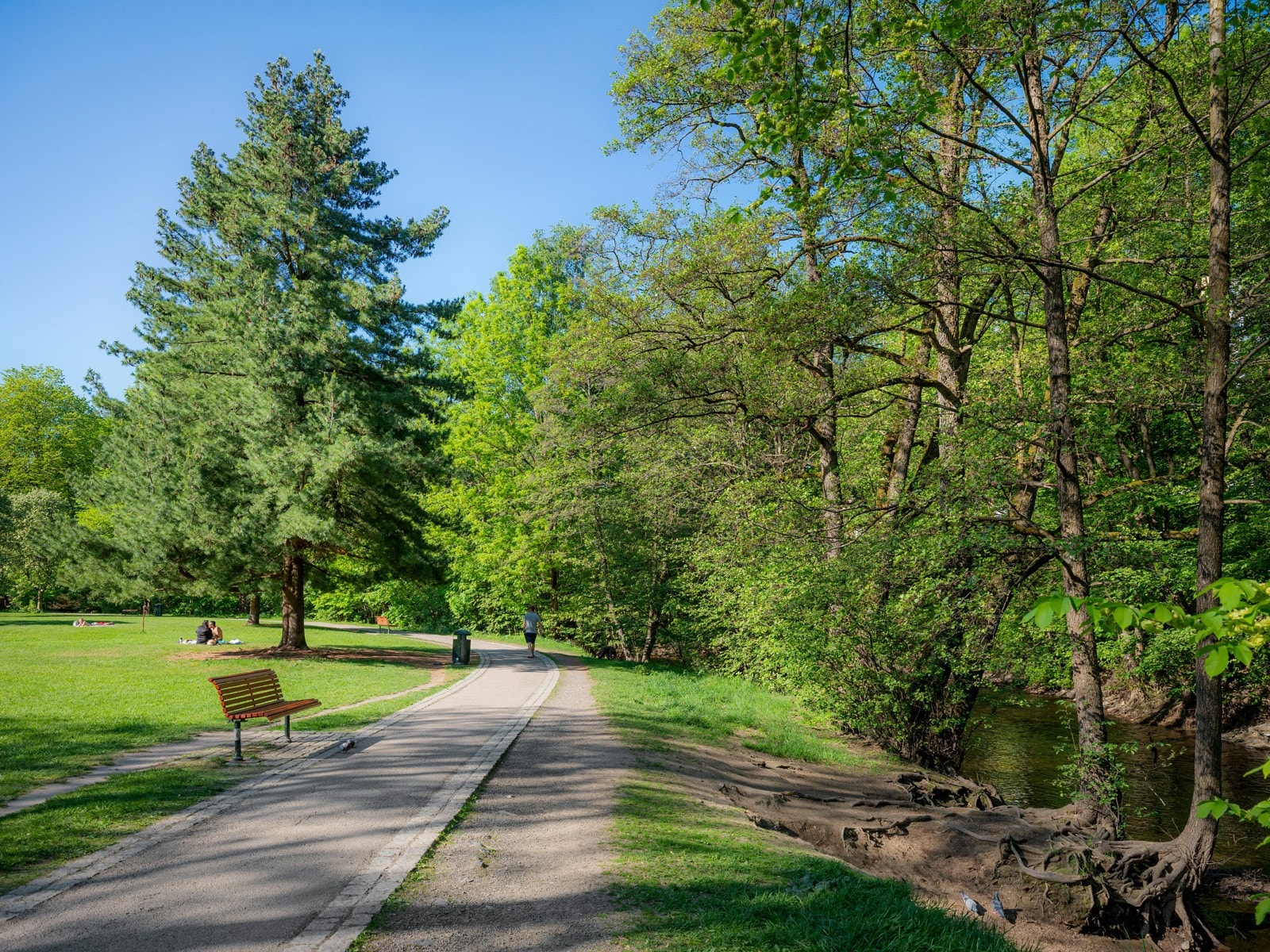 Leiligheten har en fantastisk beliggenhet på Bjølsen, med frodige Akerselva som nærmeste nabo, og noen av Oslos herligste tur- og rekreasjonsområder i umiddelbar nærhet. Galleribilde