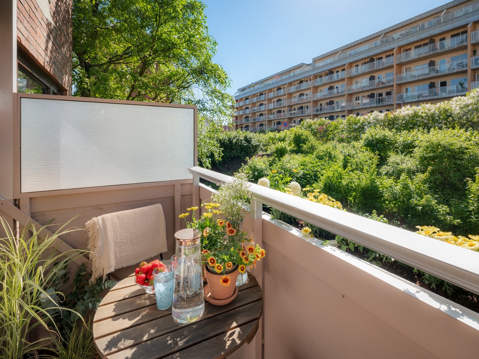 Rett nedenfor balkongen har borettslaget en stor skråning som bugner av bærbusker (solbær, rips og stikkelsbær), rabarbra og herlige markjordbær! Galleribilde