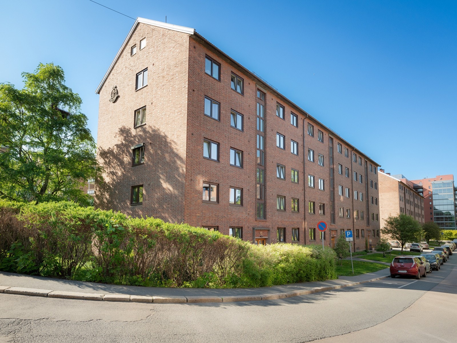 Leiligheten har den av den beste interne beliggenhetene i borettslaget! Med endeleilighet får man ekstra mye lys, og plasseringen i 2. etasje gir både lite innsyn og et behagelig antall trappetrinn om man har mye å bære på. Galleribilde