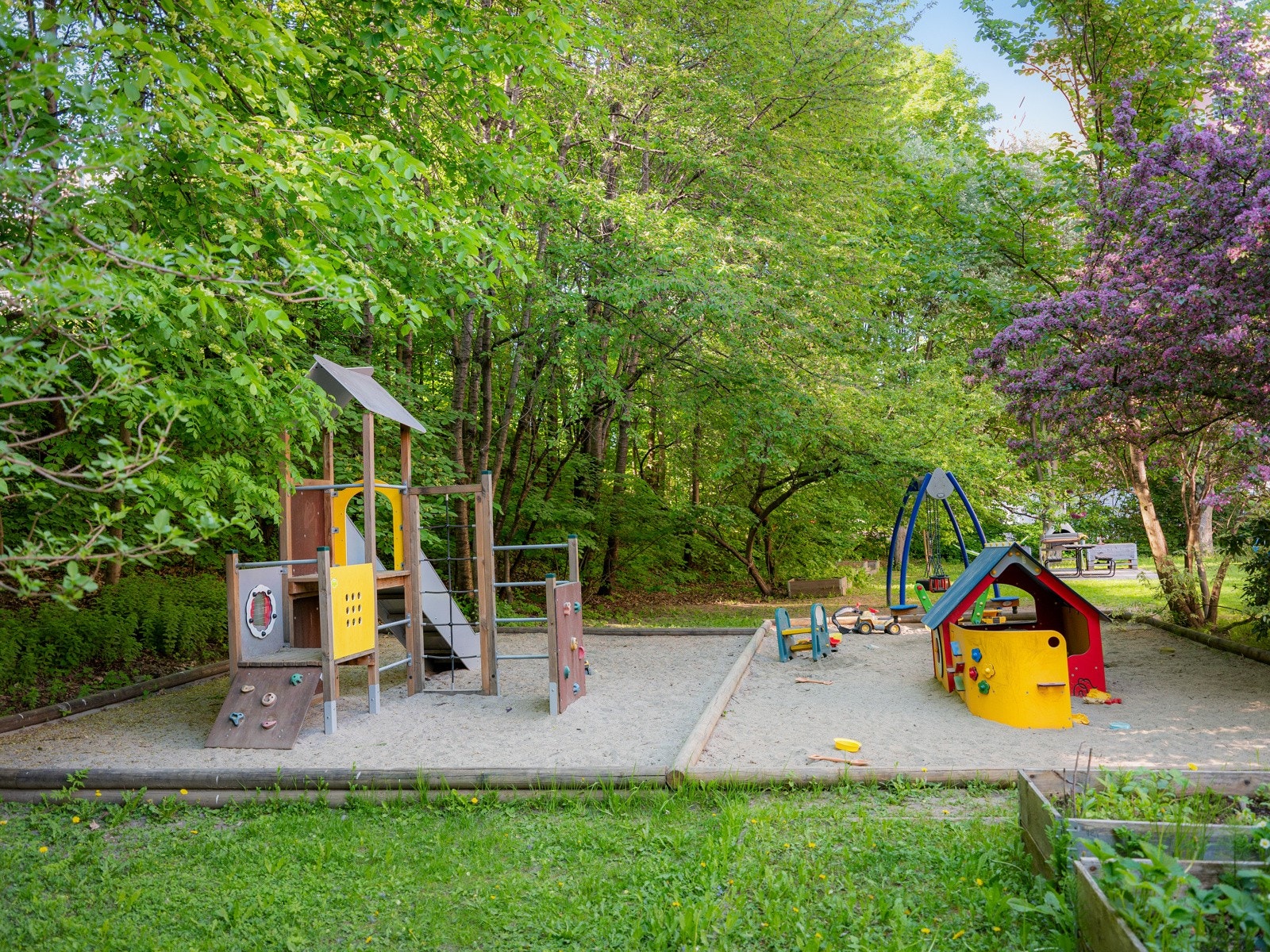 Videre er det flere lekestativer for de yngste. Galleribilde