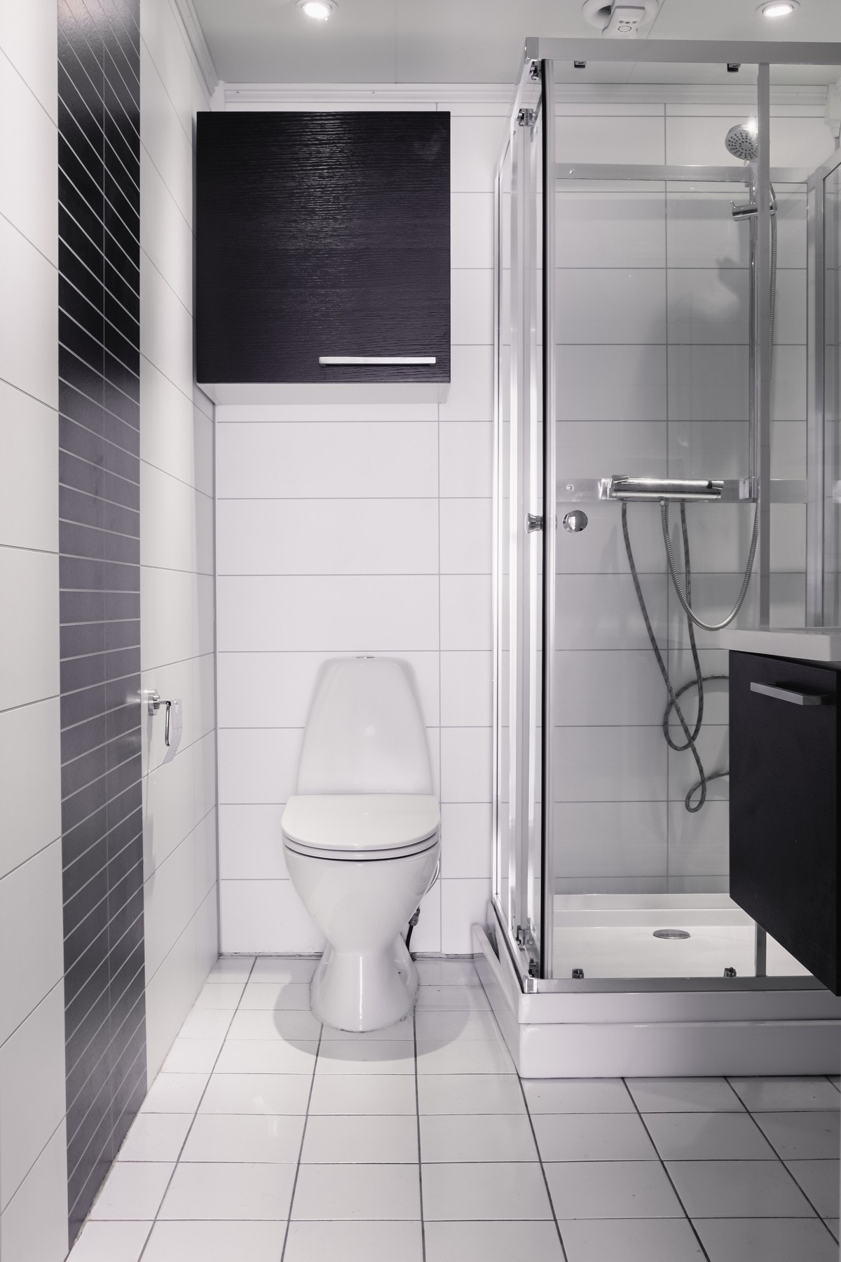 Badet er innredet med toalett, dusjkabinett og servantinnredning med skap og speil. Galleribilde
