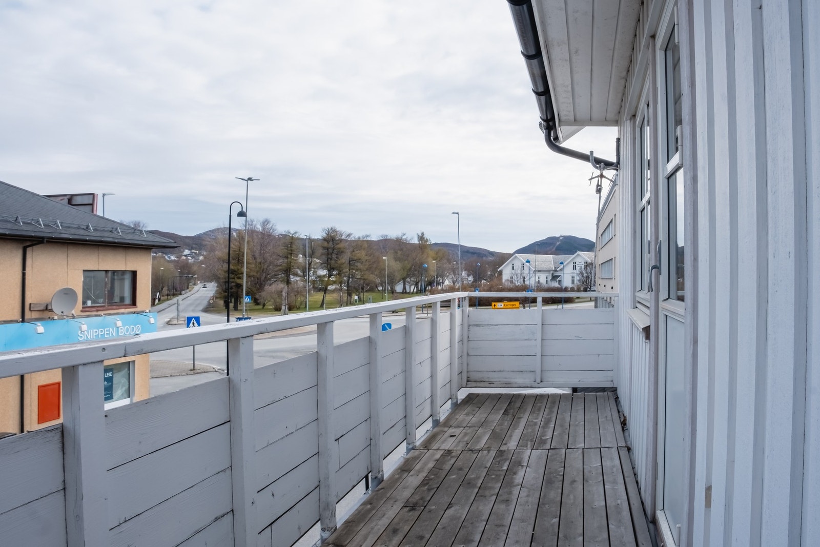 Fra stuen er det utgang til balkong. Lettvegg satt opp mot nabo. Galleribilde