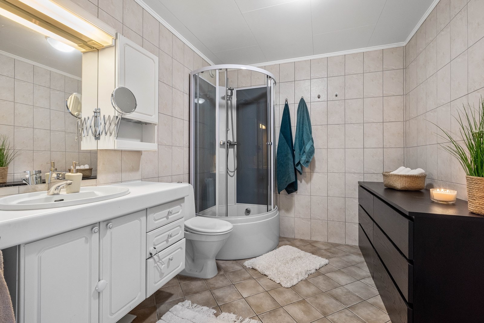Badet er rett i underkant av 7 kvm utstyrt med dusjkabinett, WC og gulvvarme Galleribilde
