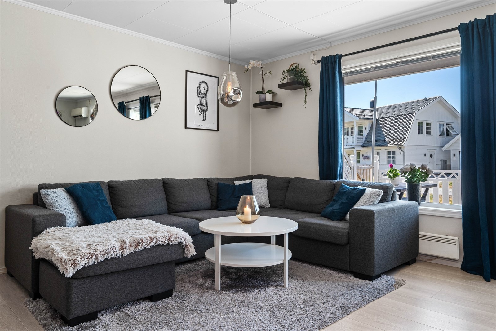 Leiligheten har store vindusflater som gir godt med naturlig lys Galleribilde