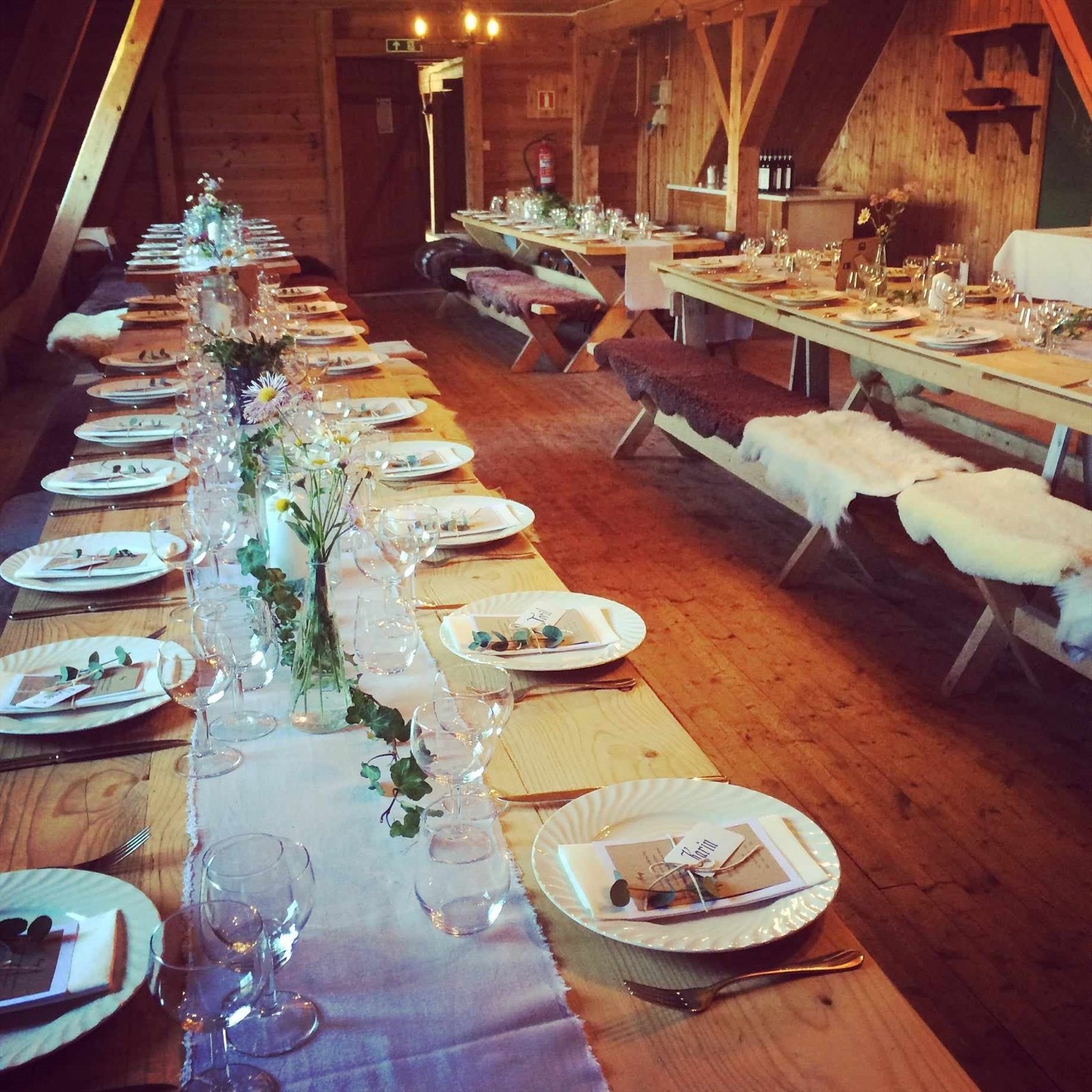 Dekket til middag i selskapslokalet i låven (foto Katrine Aalstad) Galleribilde