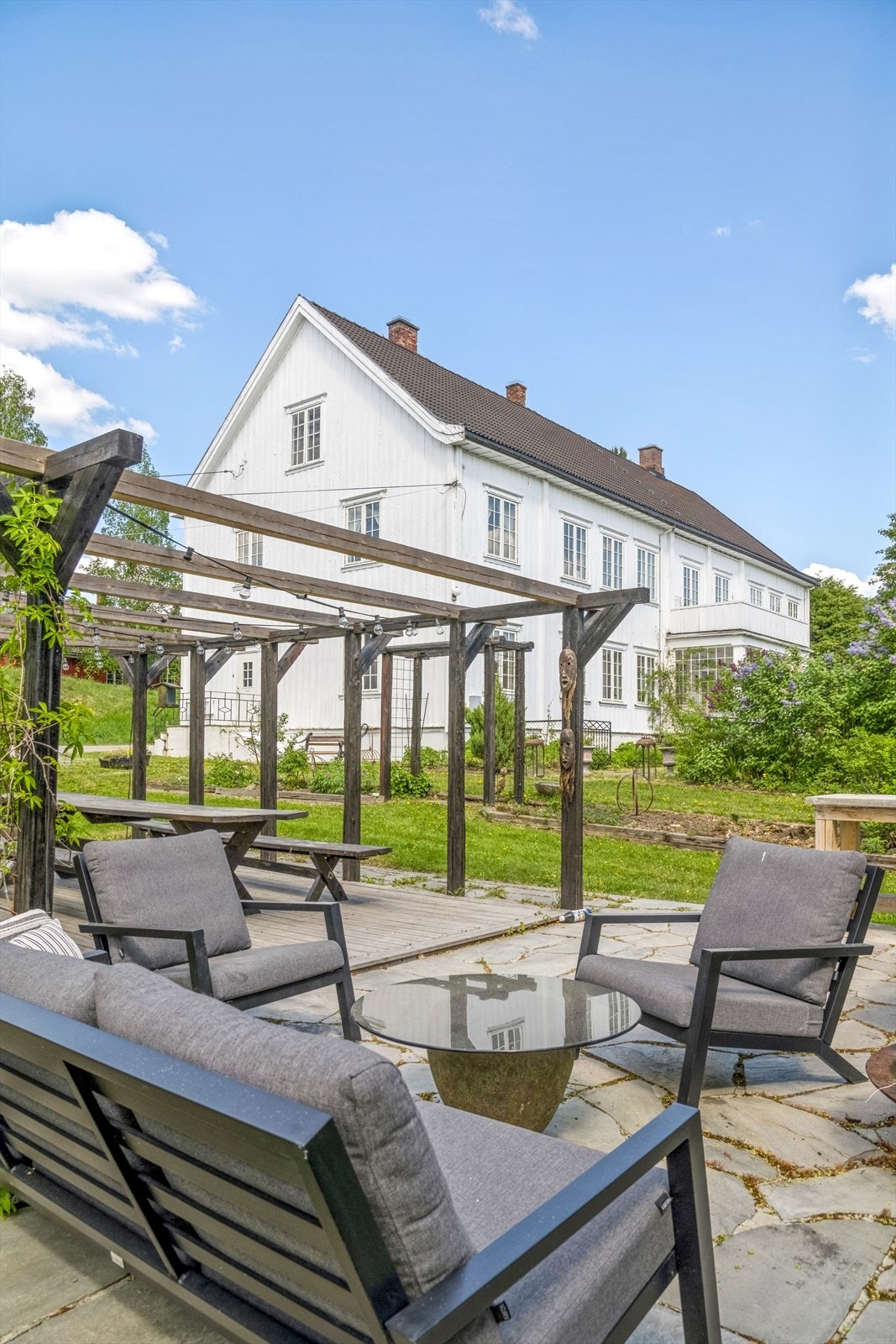 Pergola med spiseplass og utekjøkken Galleribilde