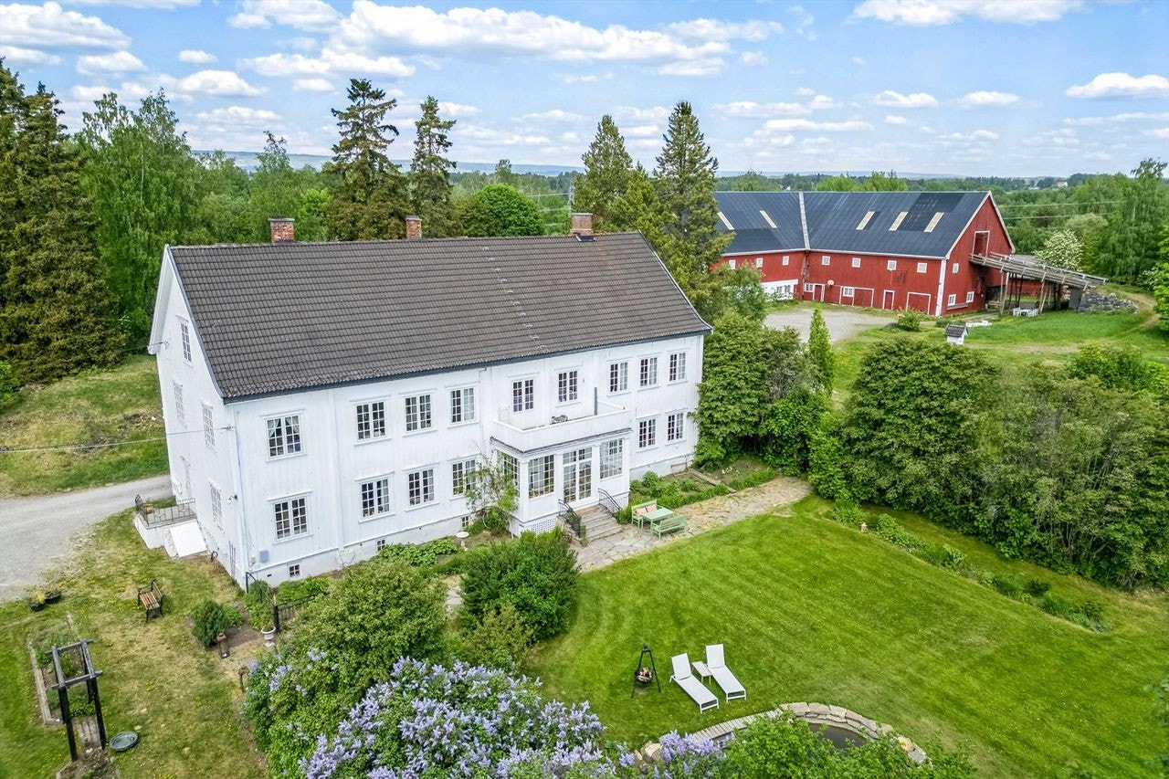 Hovedbygningen med vinkellåven i bakgrunnen Galleribilde