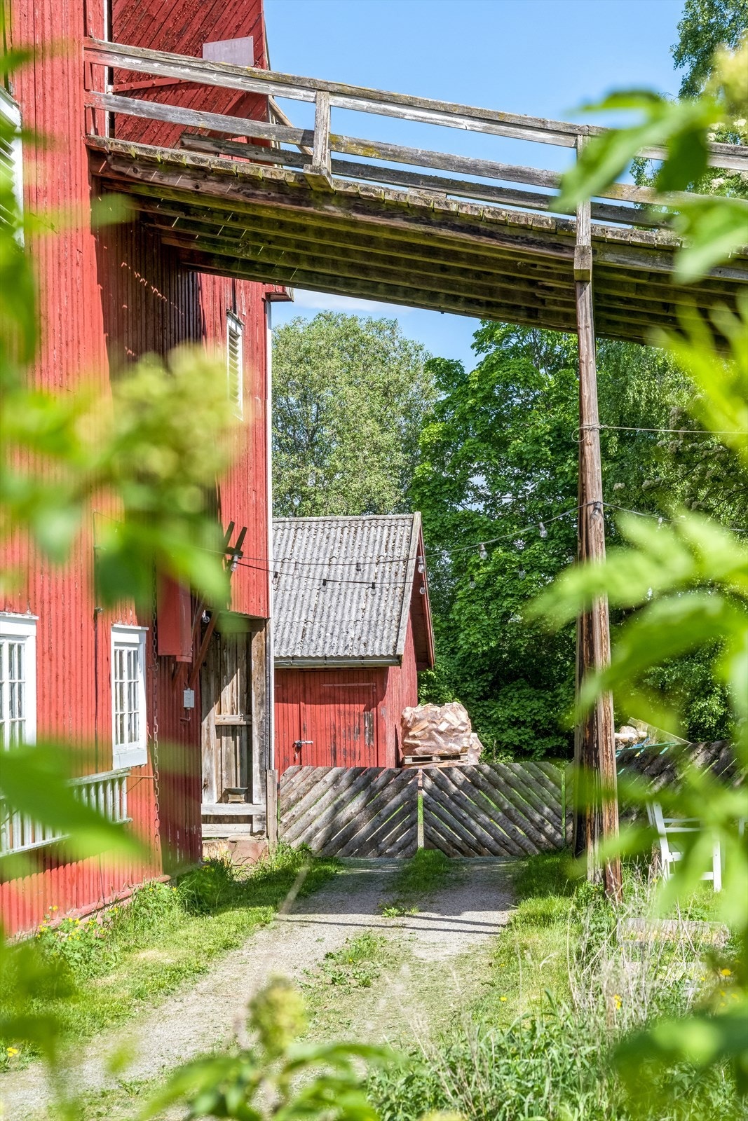 Låvebru med garasjebygg i bakgrunnen Galleribilde