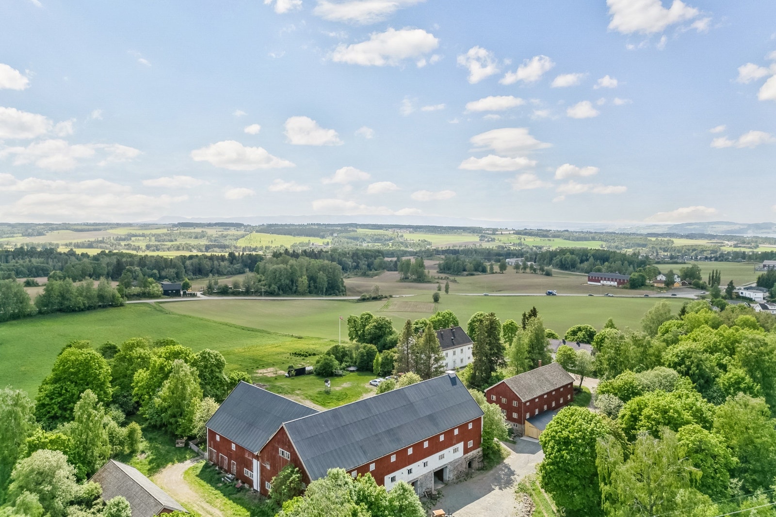 Gårdtunet fra øst Galleribilde
