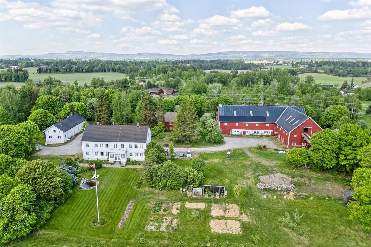 Gårdsbebyggelsen sett fra sør Galleribilde