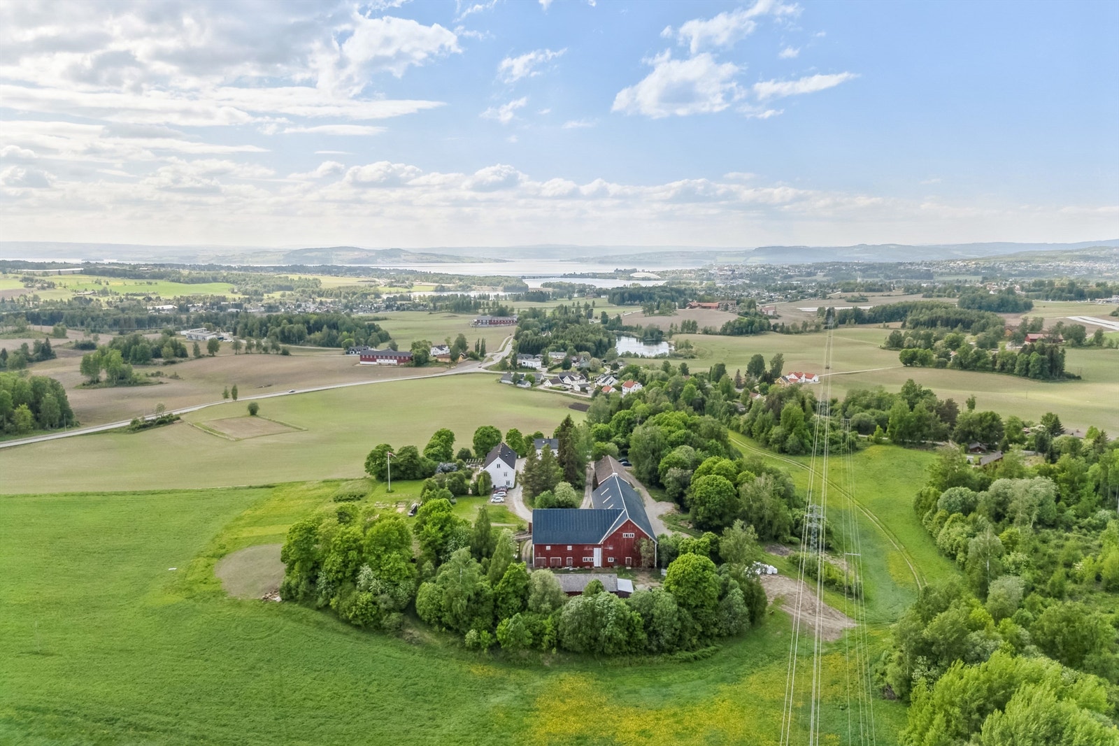 Møystad gård med Mjøsa i bakgrunnen Galleribilde