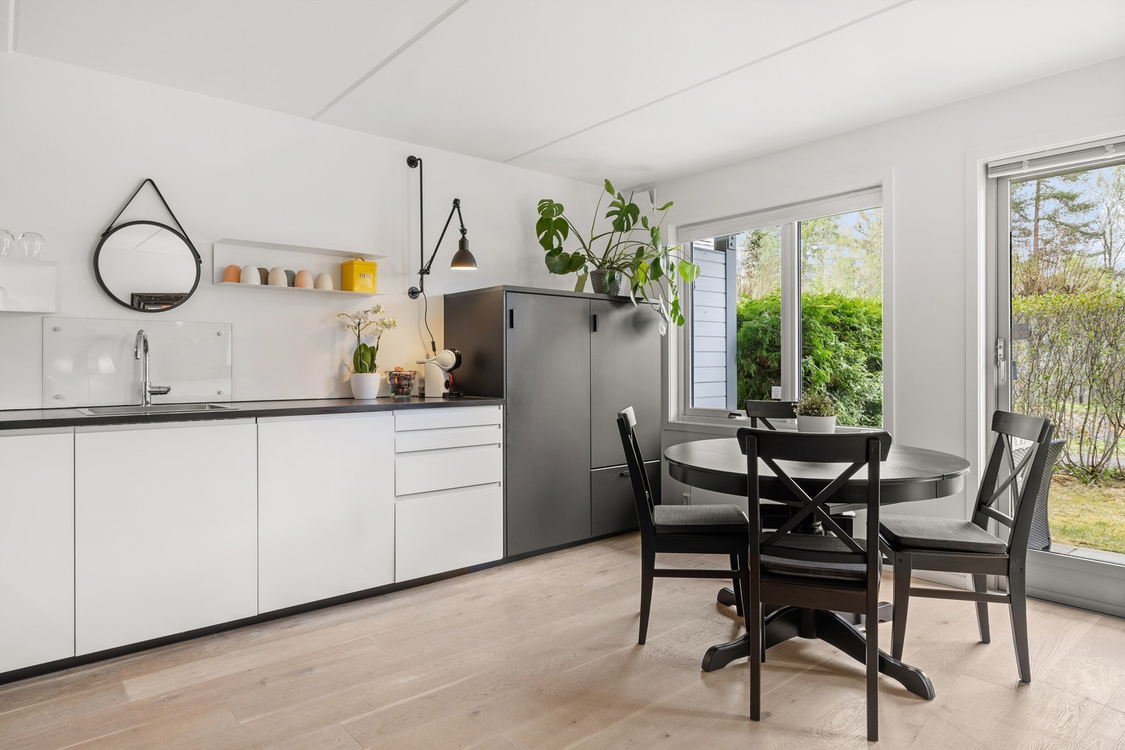 Åpen kjøkkenløsning i stuen med plass til spisestue. Galleribilde