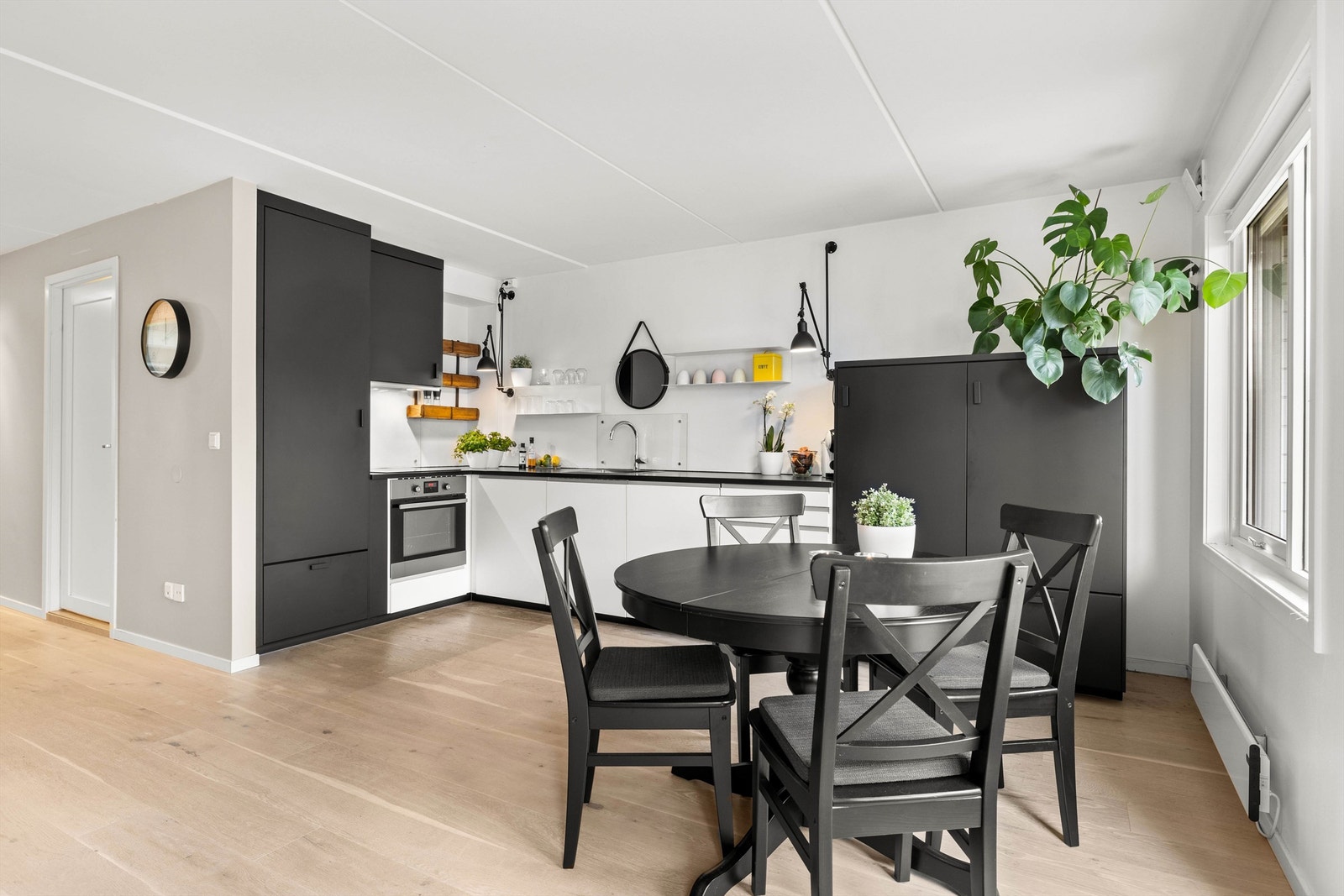 kombinasjonen av nye elementer med eldre, hvite underskap har gitt en tiltalende, moderne og åpen kjøkkeninnredning. Galleribilde