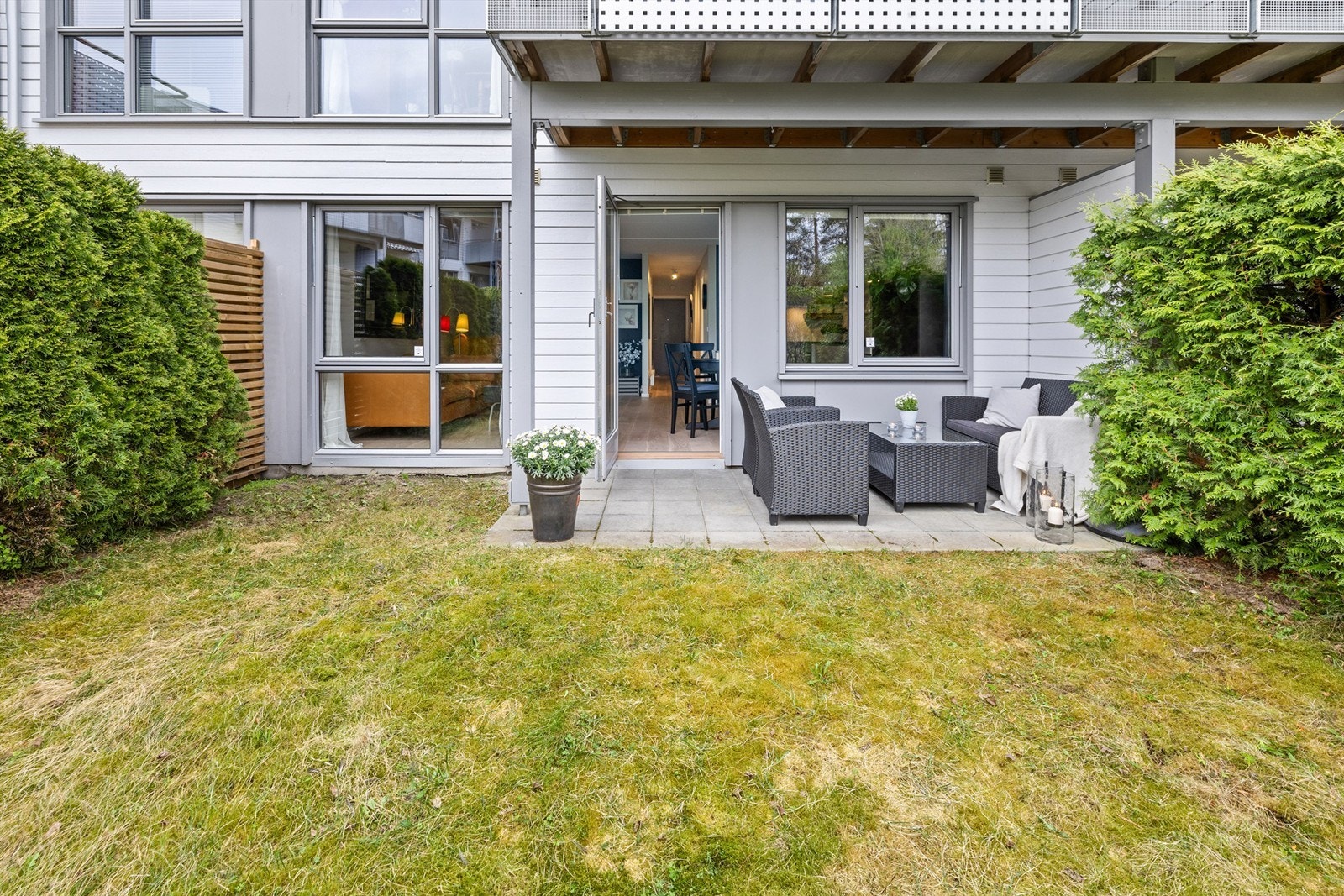 Fra stuen er det utgang vestvendt, steinlagt terrasse og gressplen. Galleribilde