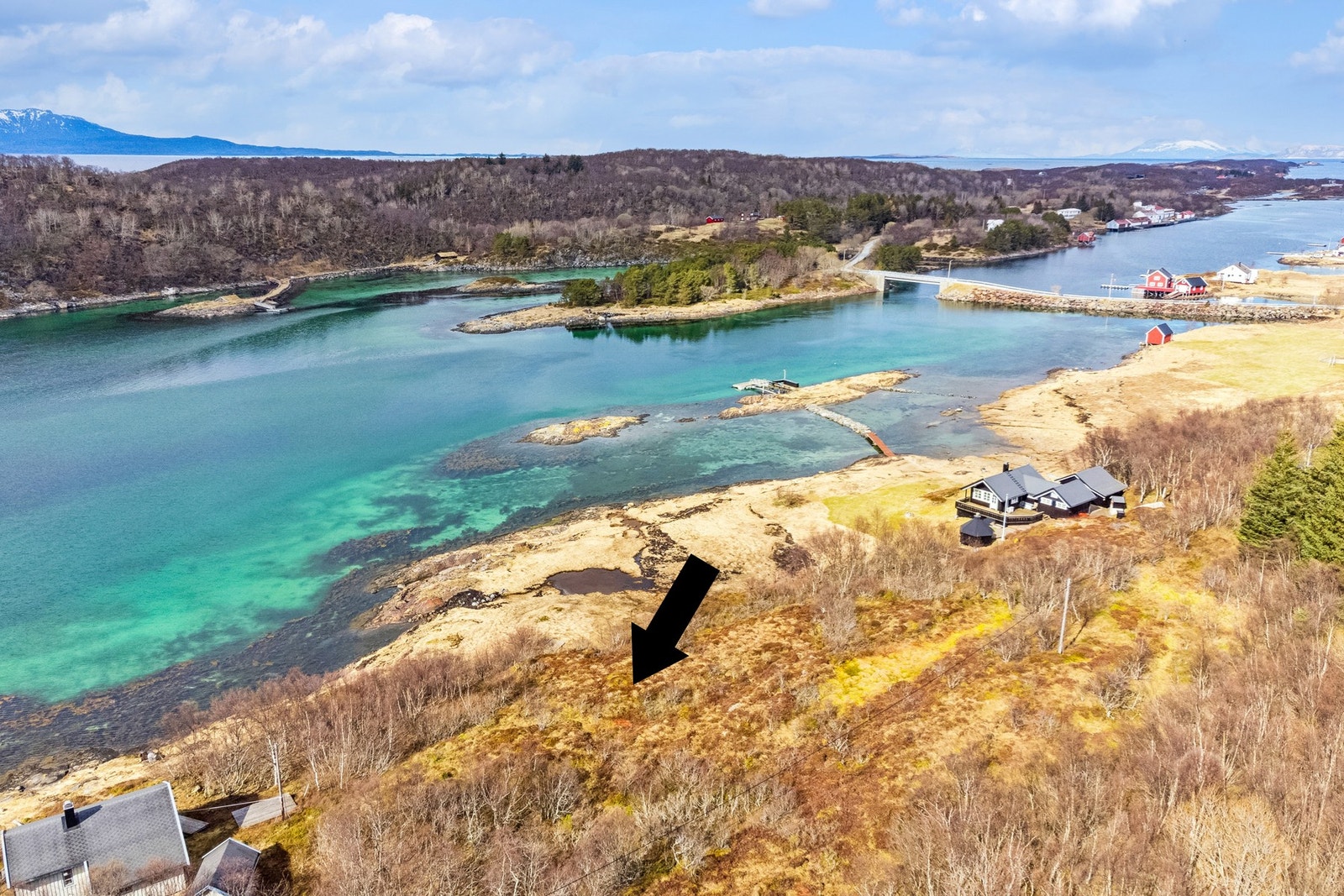 Idyllisk beliggende tomt på 1551,1m² med egen strandlinje på Lilletorgnes! Galleribilde