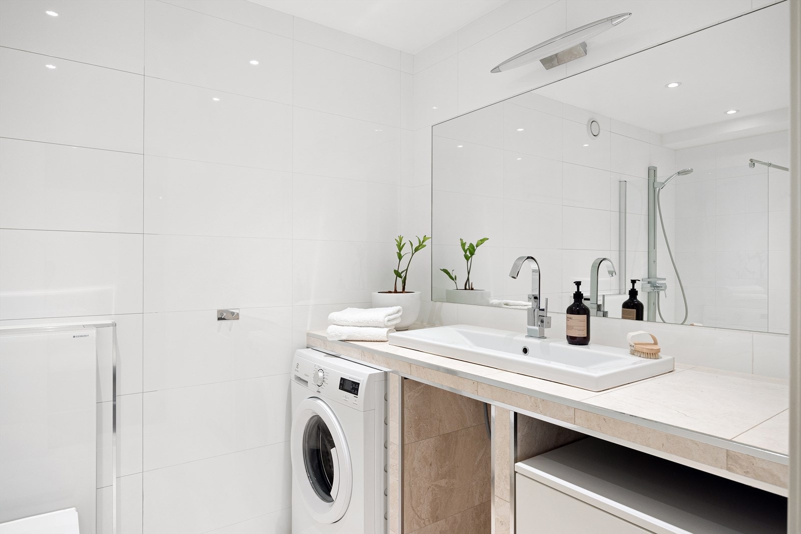 - Innredet med vegghengt klosett, benkeplate med servant og dusjhjørne med glassvegg. Opplegg for vaskemaskin. Naturlig avtrekk - Galleribilde