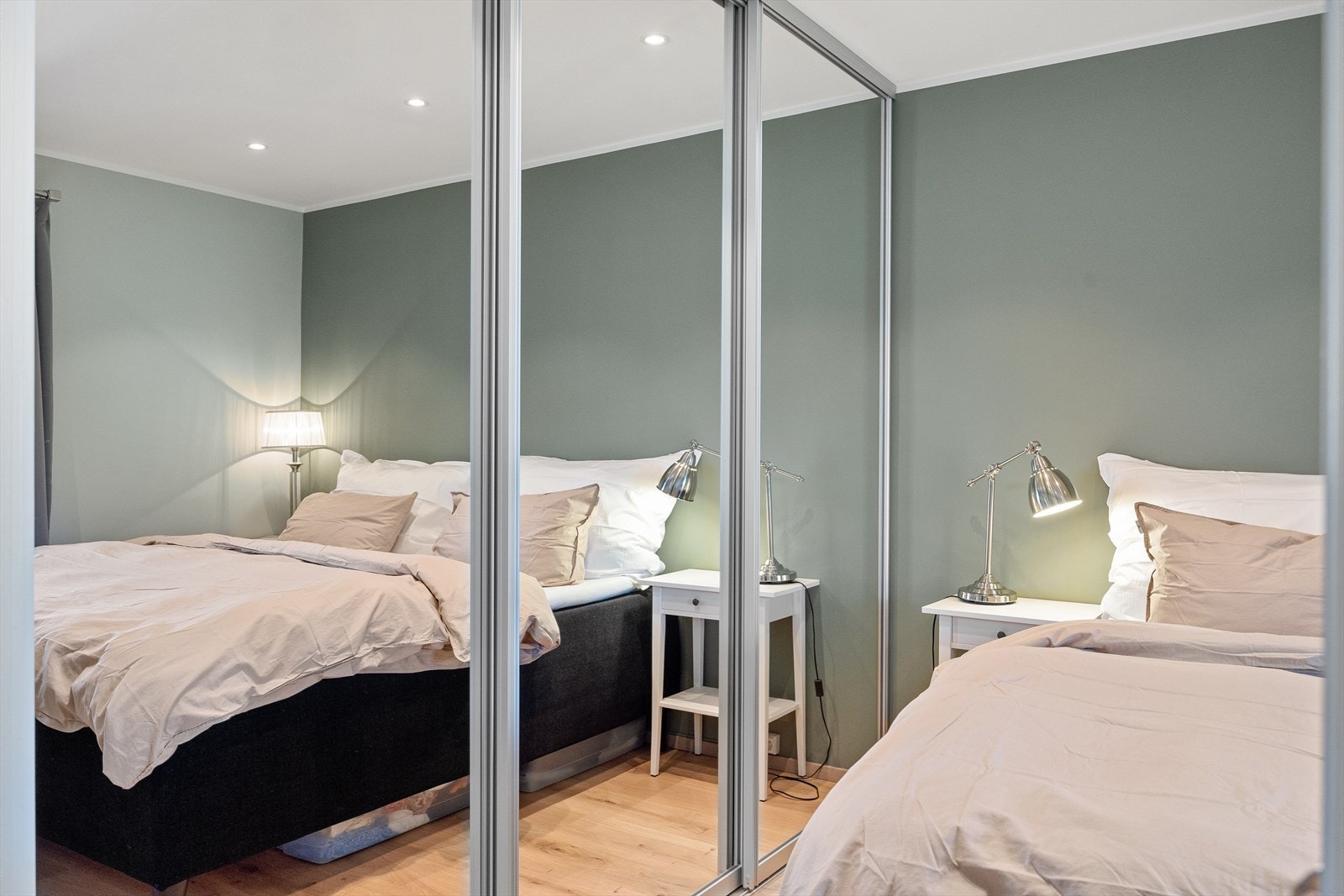 - Godt med oppbevaringsplass i skyvedørsgarderobe - Galleribilde