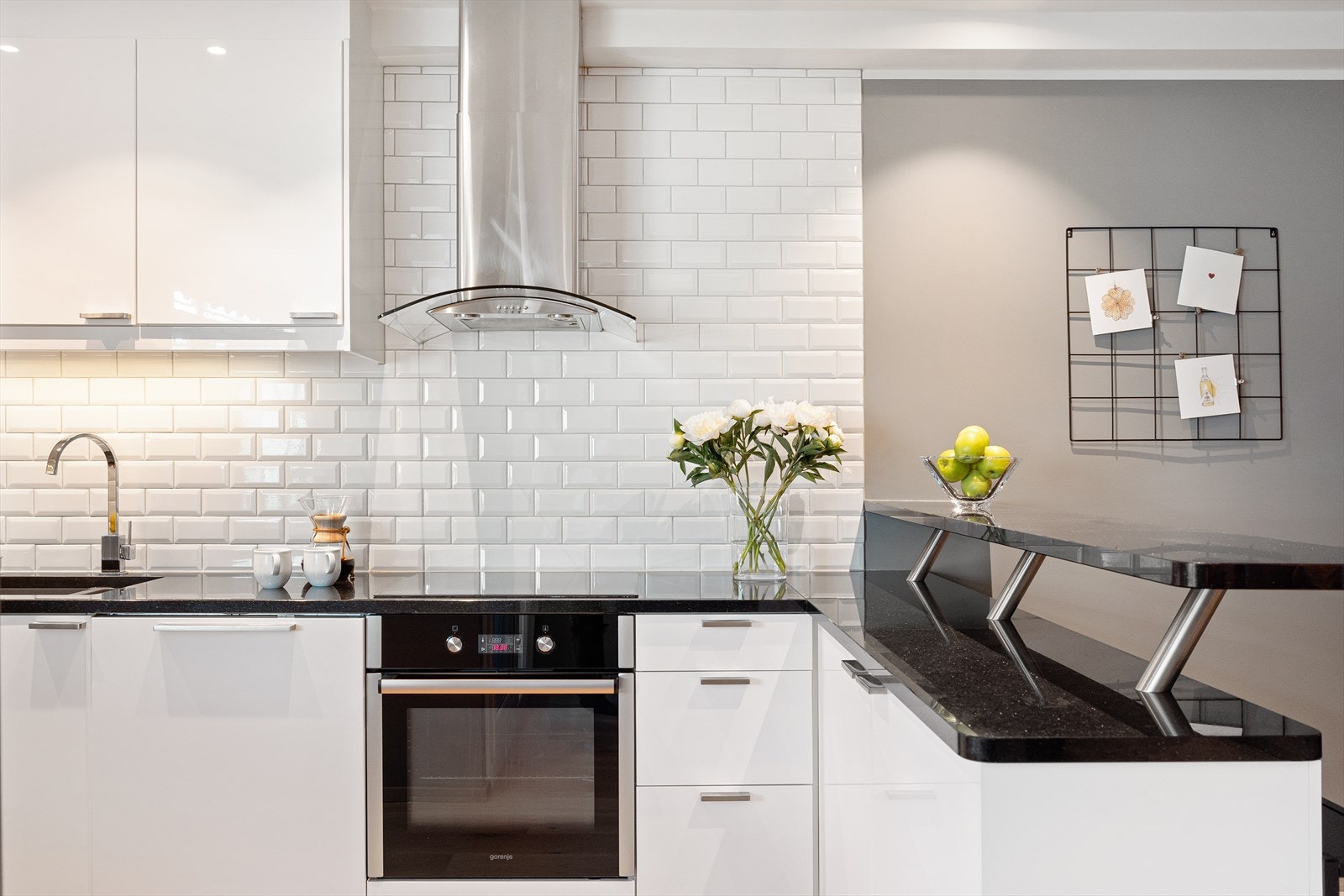 - IKEA-kjøkken fra 2010 med åpen løsning mot stuen - Galleribilde