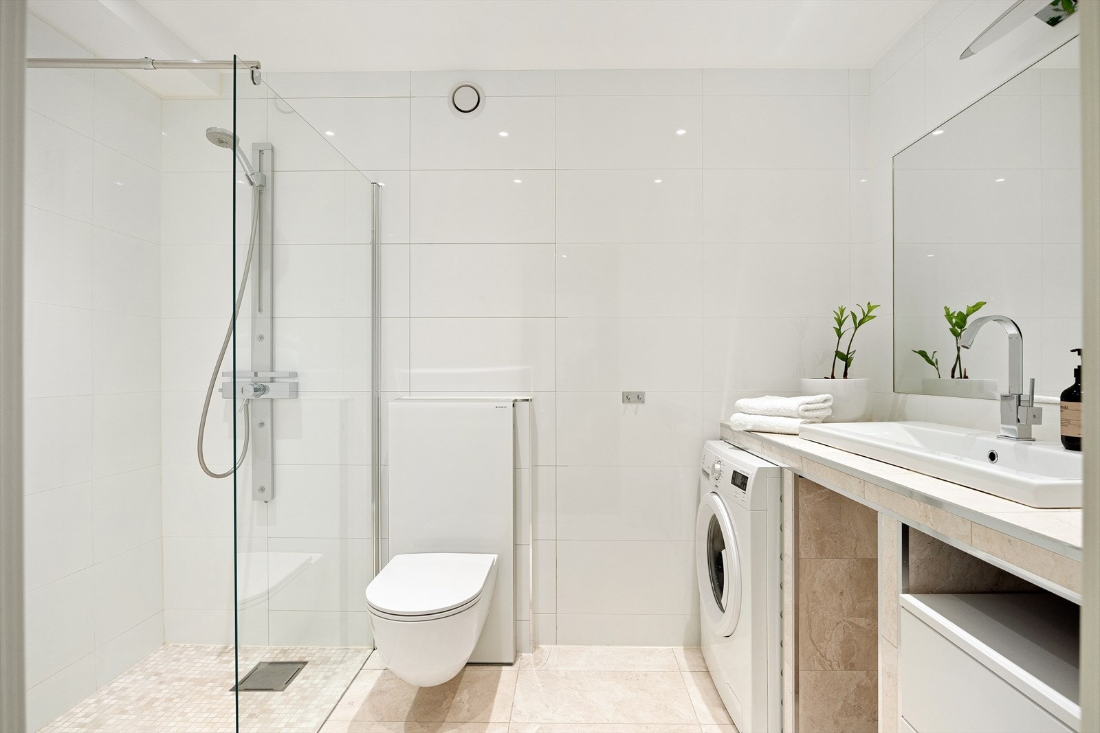 - Flislagt baderom fra 2010 med varme i gulvet og downlights i himling - Galleribilde